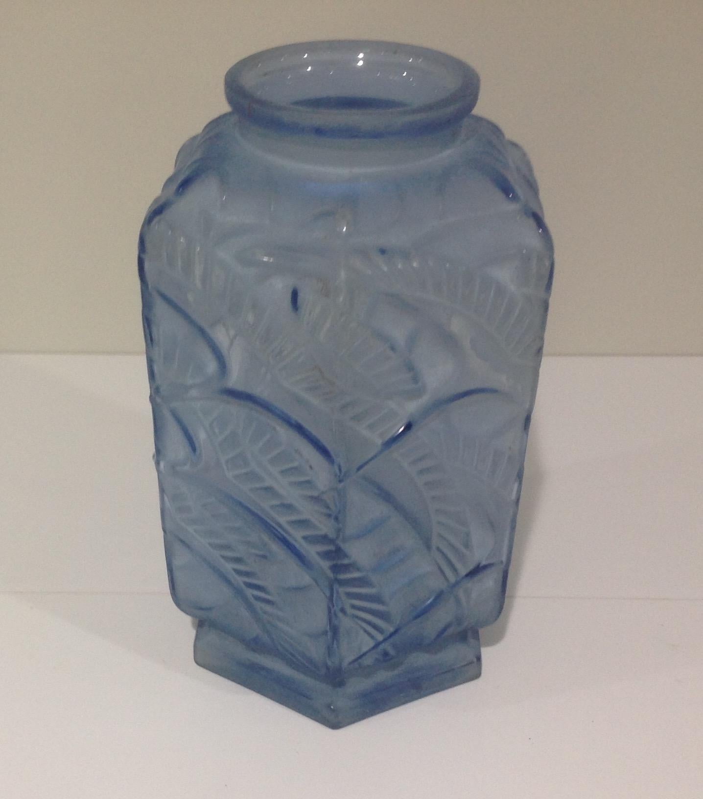 French Pierre D'Avesn Art Deco Art Glass Vase with Flying Bird Motif For Sale