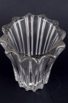 Pierre d’Avesn. Art Deco clear glass vase with vertical ribbing. Mid-20th C.