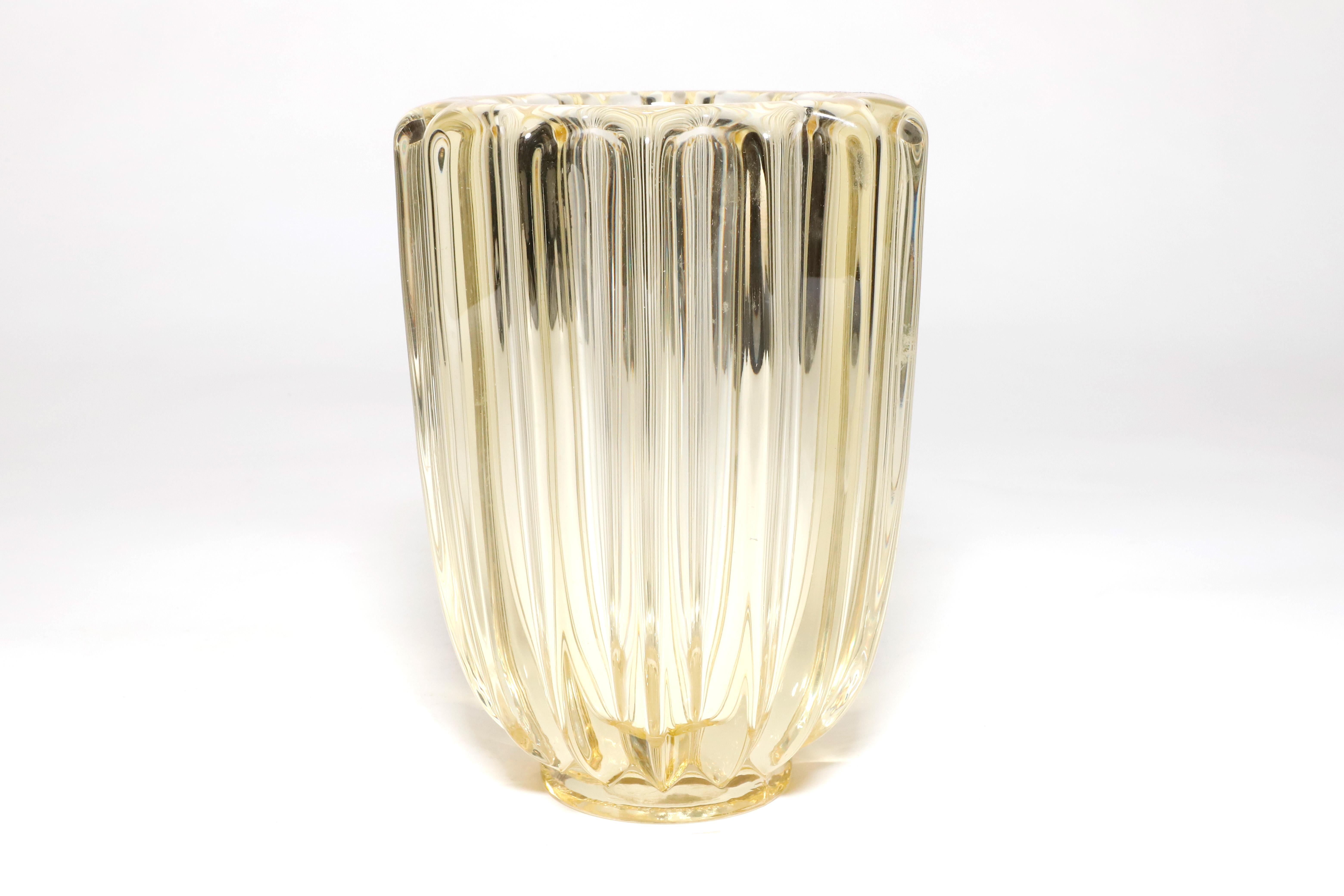 Pierre Gire alias Pierre D'Avesn Art Deco Vase aus gelbem Kunstglas. CIRCA 1920er Jahre. Vase mit eiförmigem Körper, der auf einem runden Sockel vollständig gerillt ist. Auf dem Sockel gestempelt.