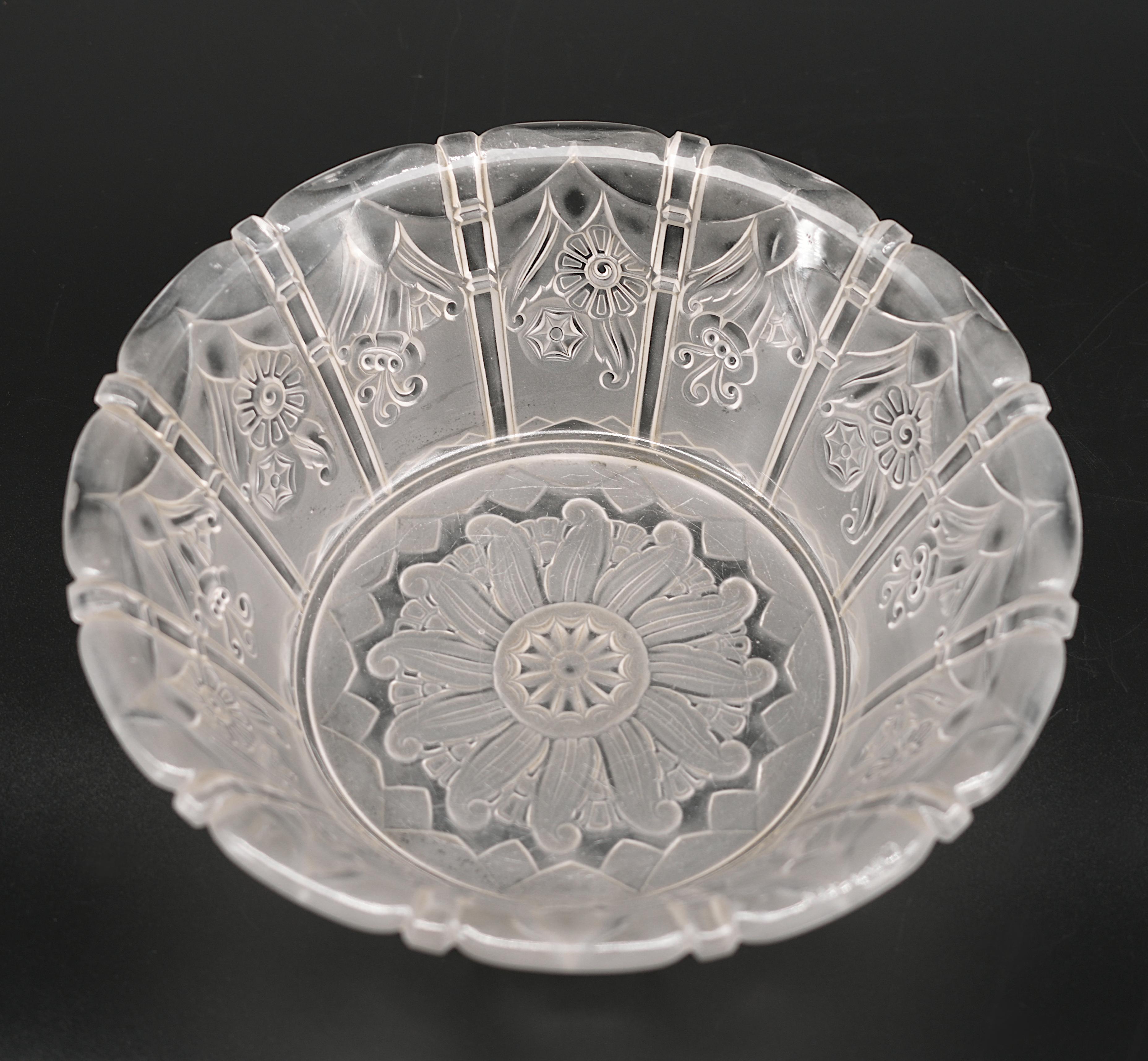 French Art Deco frosted molded glass fruit bowl by Pierre D'Avesn at DAUM's (Croismare), France, late 1920s. Centerpiece. Diameter : 11