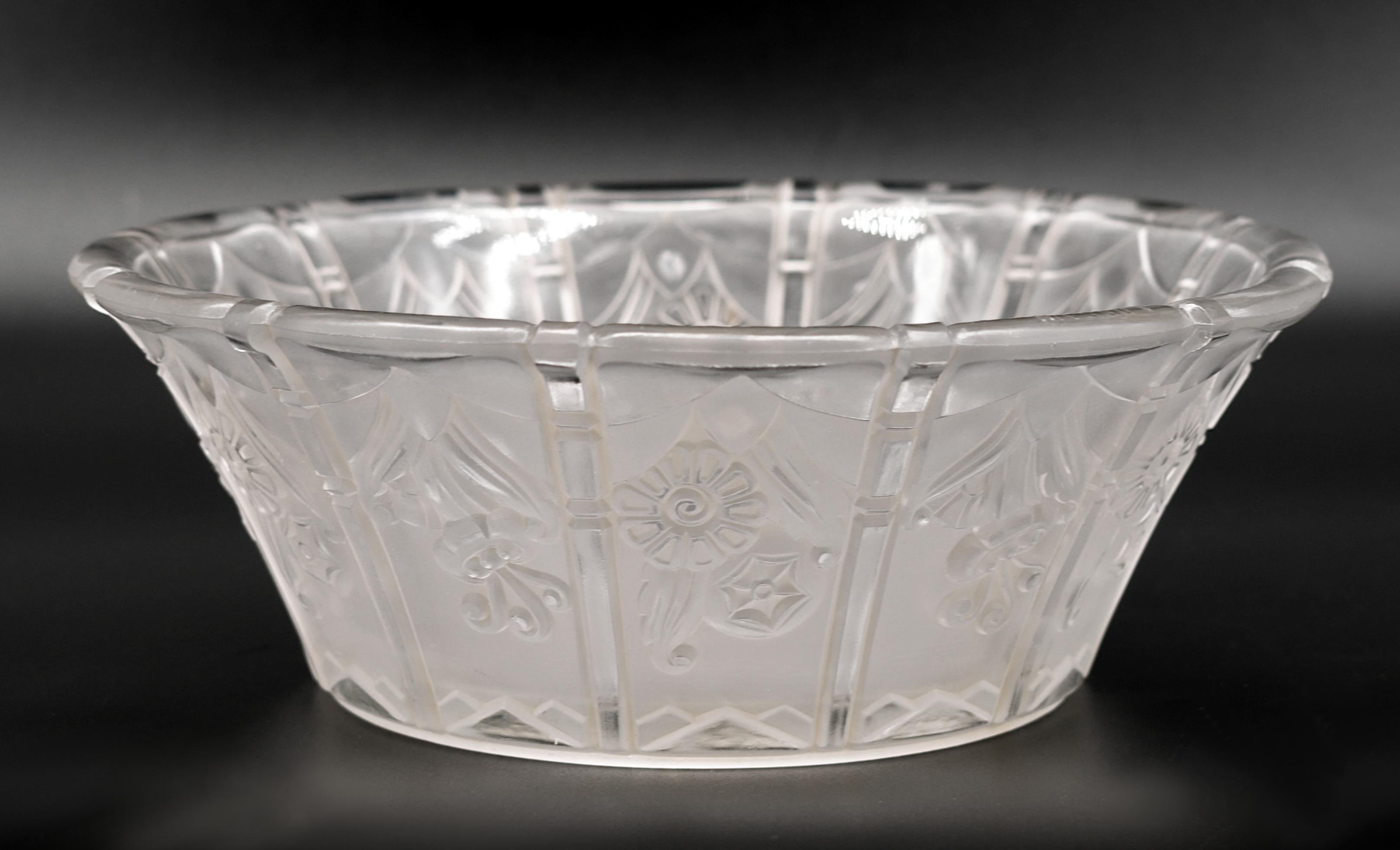 Frosted Daum French Art Deco Fruit Bowl, Center Piece, 1920 For Sale