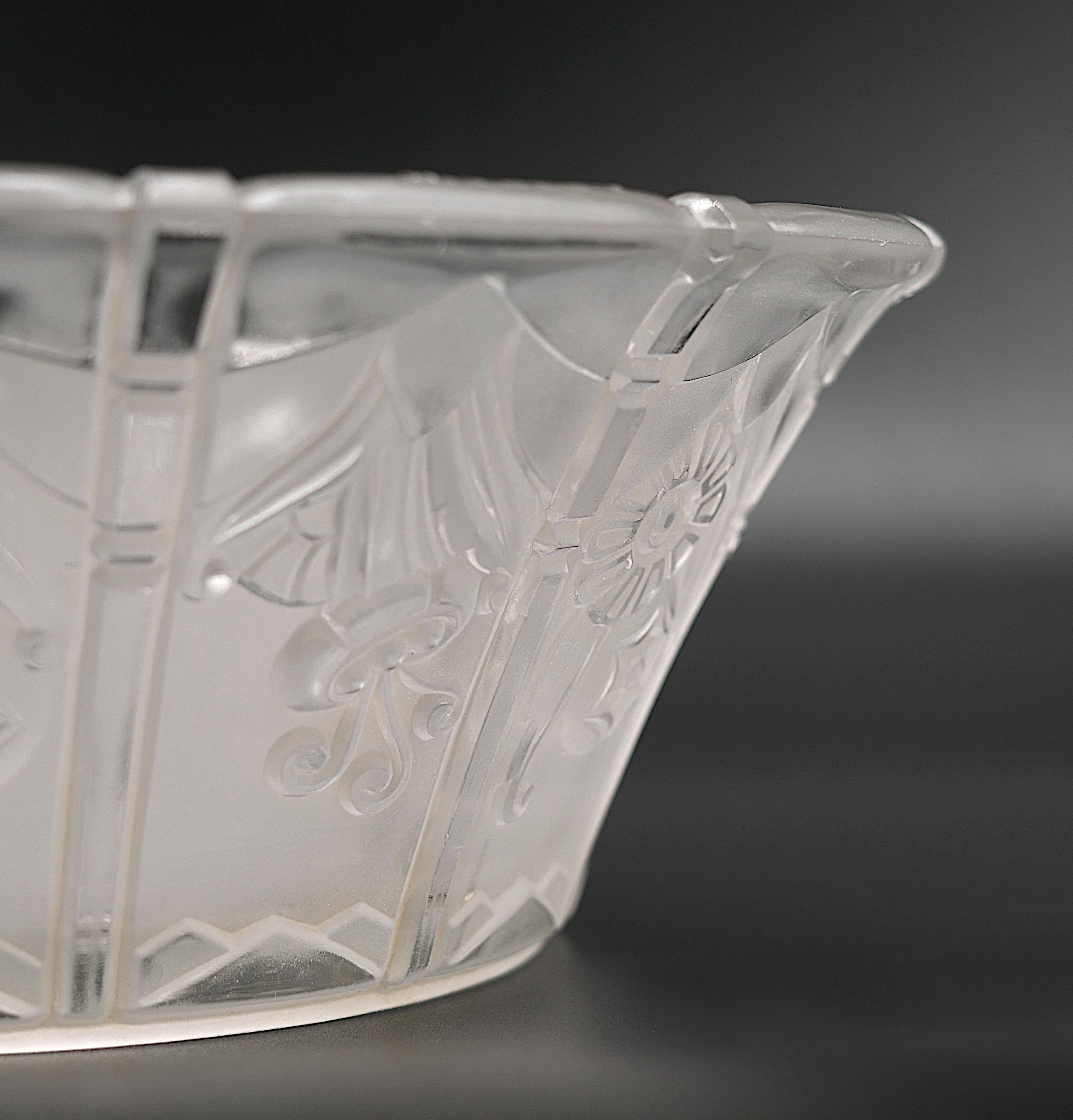 Glass Pierre d'Avesn Daum French Art Deco Fruit Bowl, Center Piece, Late 1920s For Sale