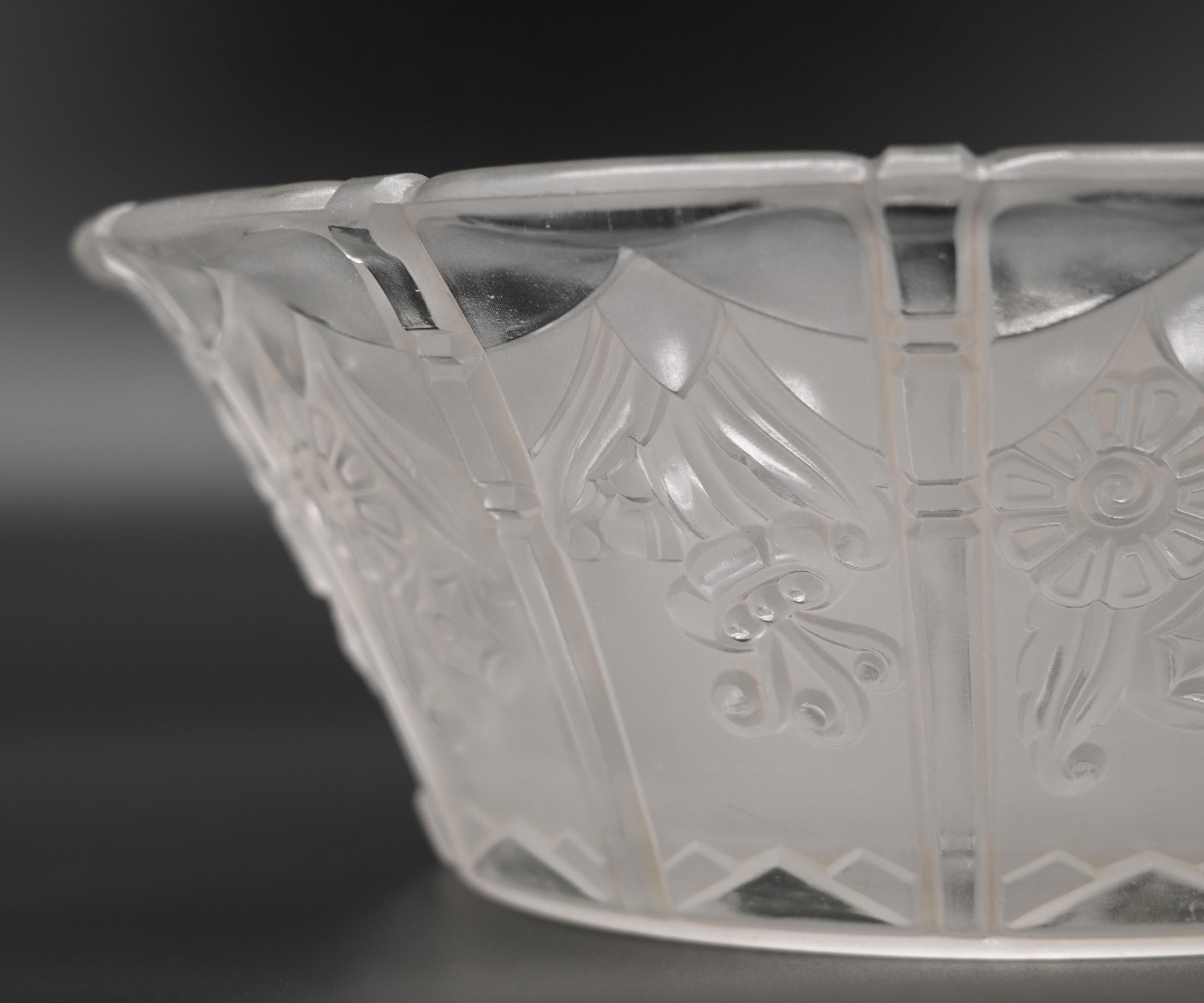 Glass Daum French Art Deco Fruit Bowl, Center Piece, 1920 For Sale