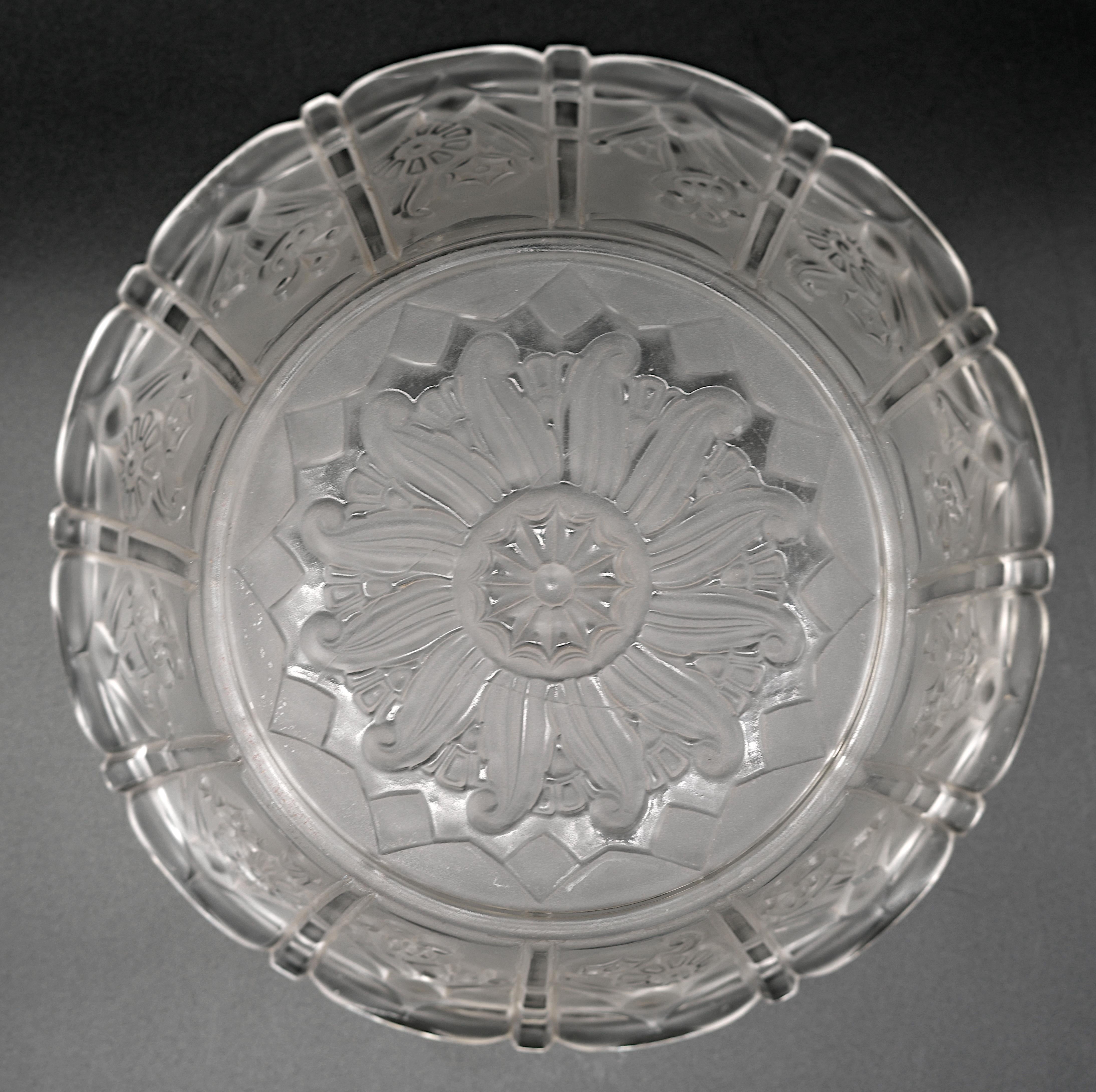 Daum French Art Deco Fruit Bowl, Center Piece, 1920 For Sale 1