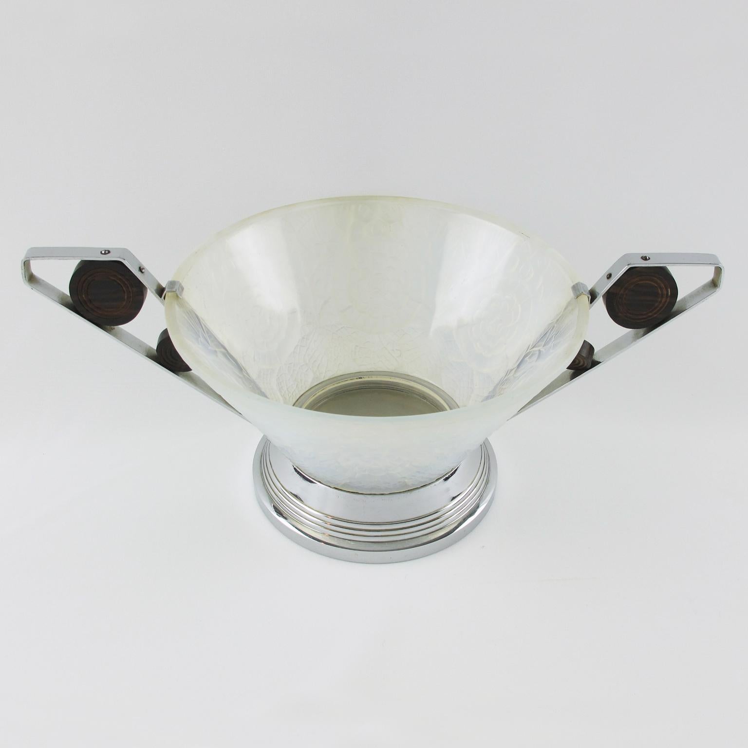 This elegant French Art Deco centerpiece decorative bowl was manufactured by crystal factory Choisy-le-Roi, France, and designed by Pierre D'Avesn. The geometric shape boasts chromed metal handles ornated with Macassar wood accents. The rounded