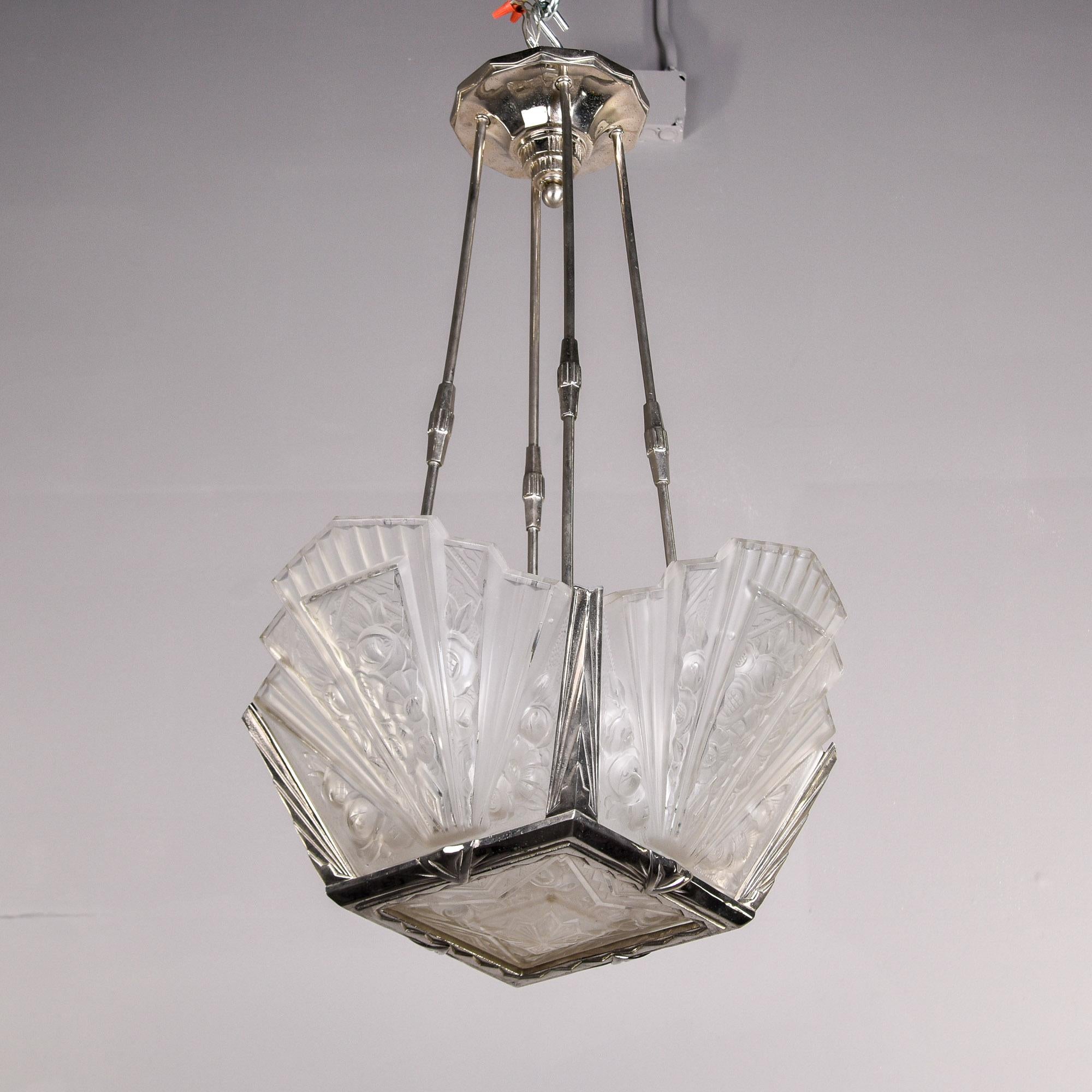 Circa 1938, lampadario a sospensione in stile Art Déco francese a cinque luci con il marchio Verrerie des Hanots France. La struttura in metallo di colore argento - sembra essere placcata in nichel - ha quattro aste di sostegno e il tettuccio