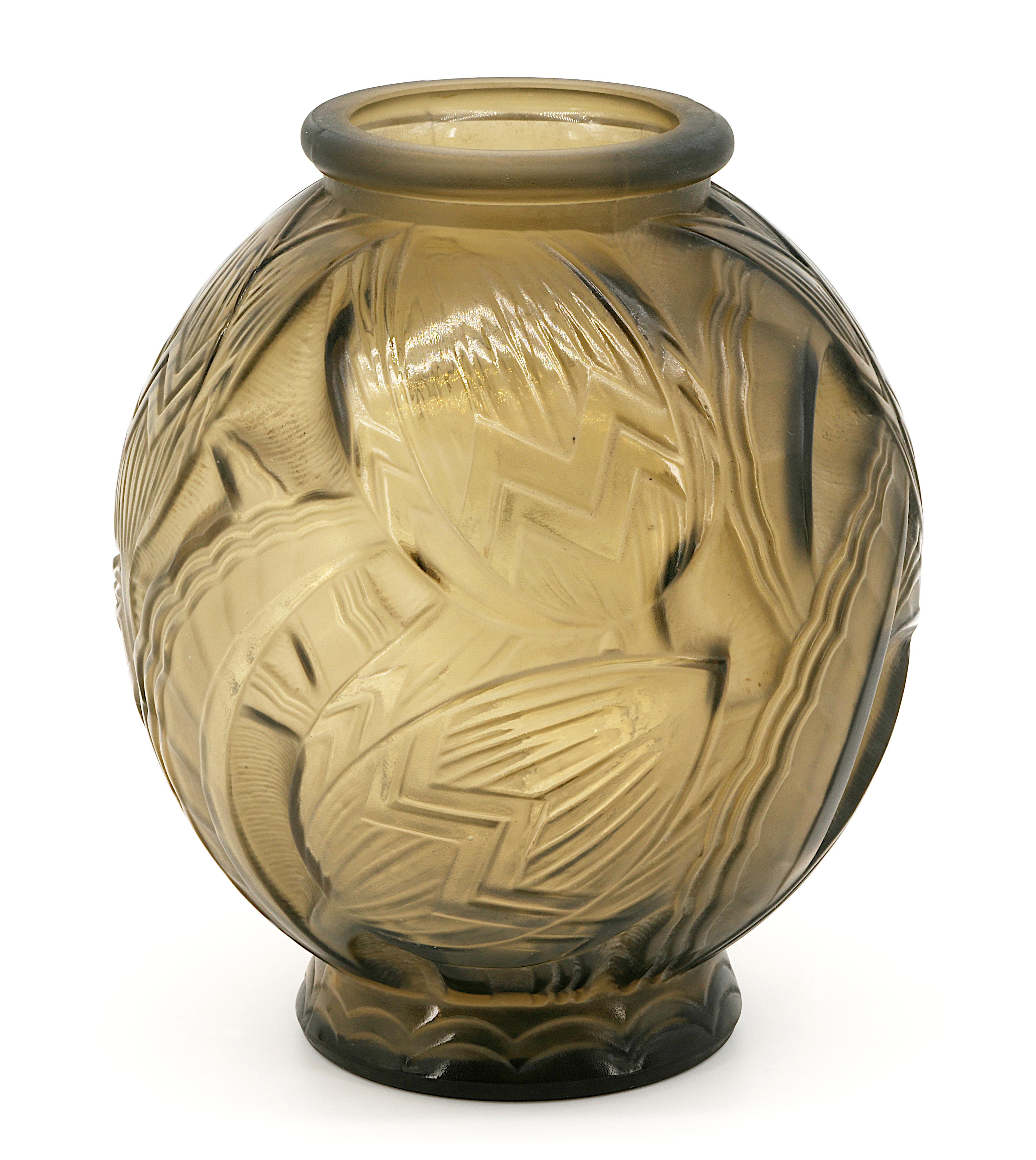 Französische Art-Déco-Vase von PIERRE D'AVESN, Frankreich, 1926-1930. Mattiertes Pressglas mit Blumenmuster. Braun/grüne Farbe. Lila spiegelt sich im Licht. Höhe: 20 cm (7,9