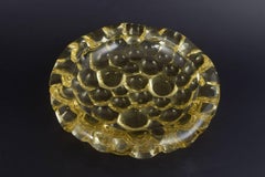 Pierre d’Avesn. Yellow pressed-glass bowl with Art Deco ornamentation. Ca. 1930s