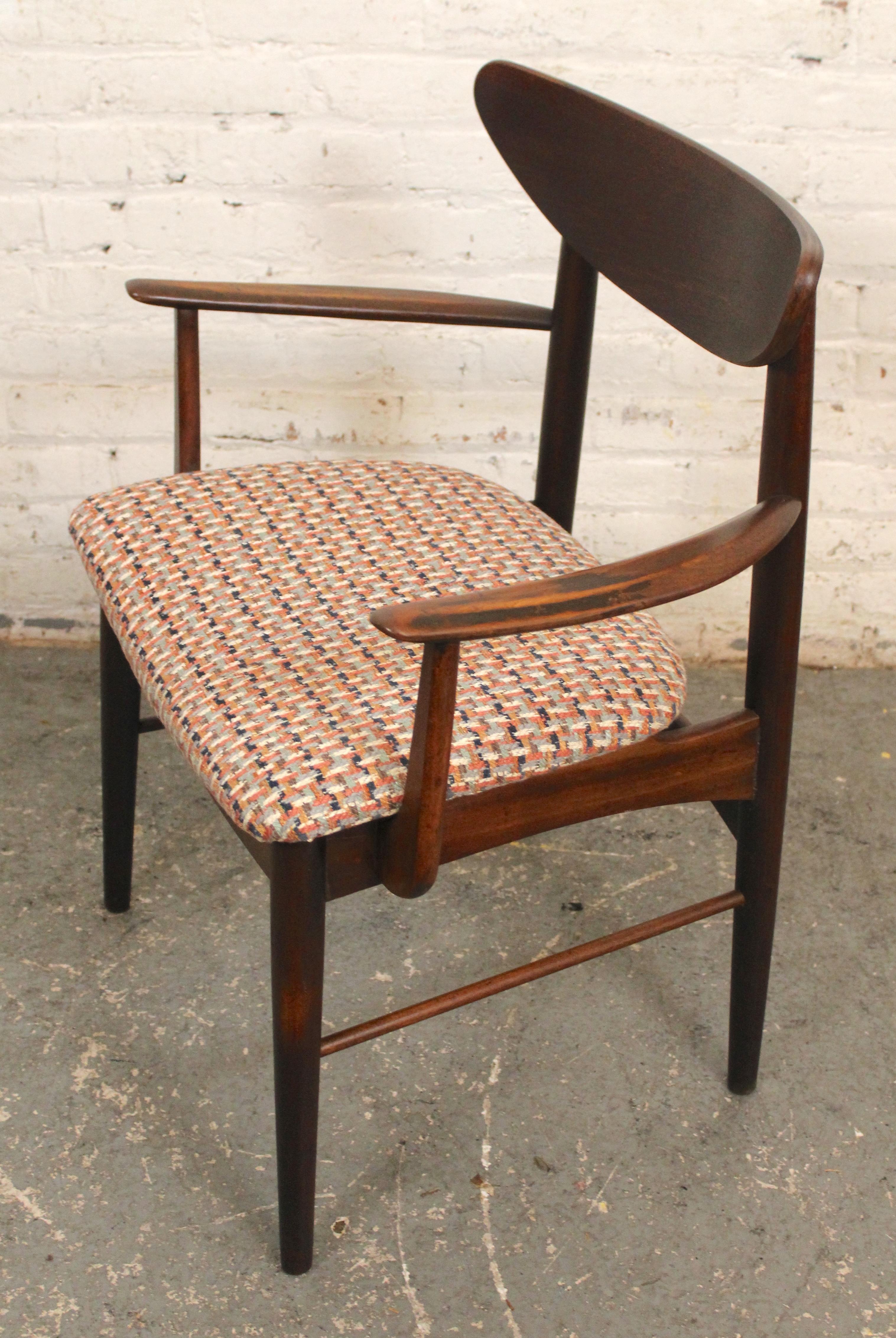 Sedia da scrivania singola di Stanley Furniture by Pierre Debs. Questa sedia da capitano è caratterizzata da un'asse in legno curvato che si adatta alla tua schiena, gambe affusolate e braccioli scolpiti. Il legno ha un'età interessante e la seduta