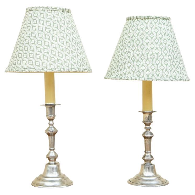 Pierre Deux Paar Zinn Leuchter mit Lampenschirmen im Angebot