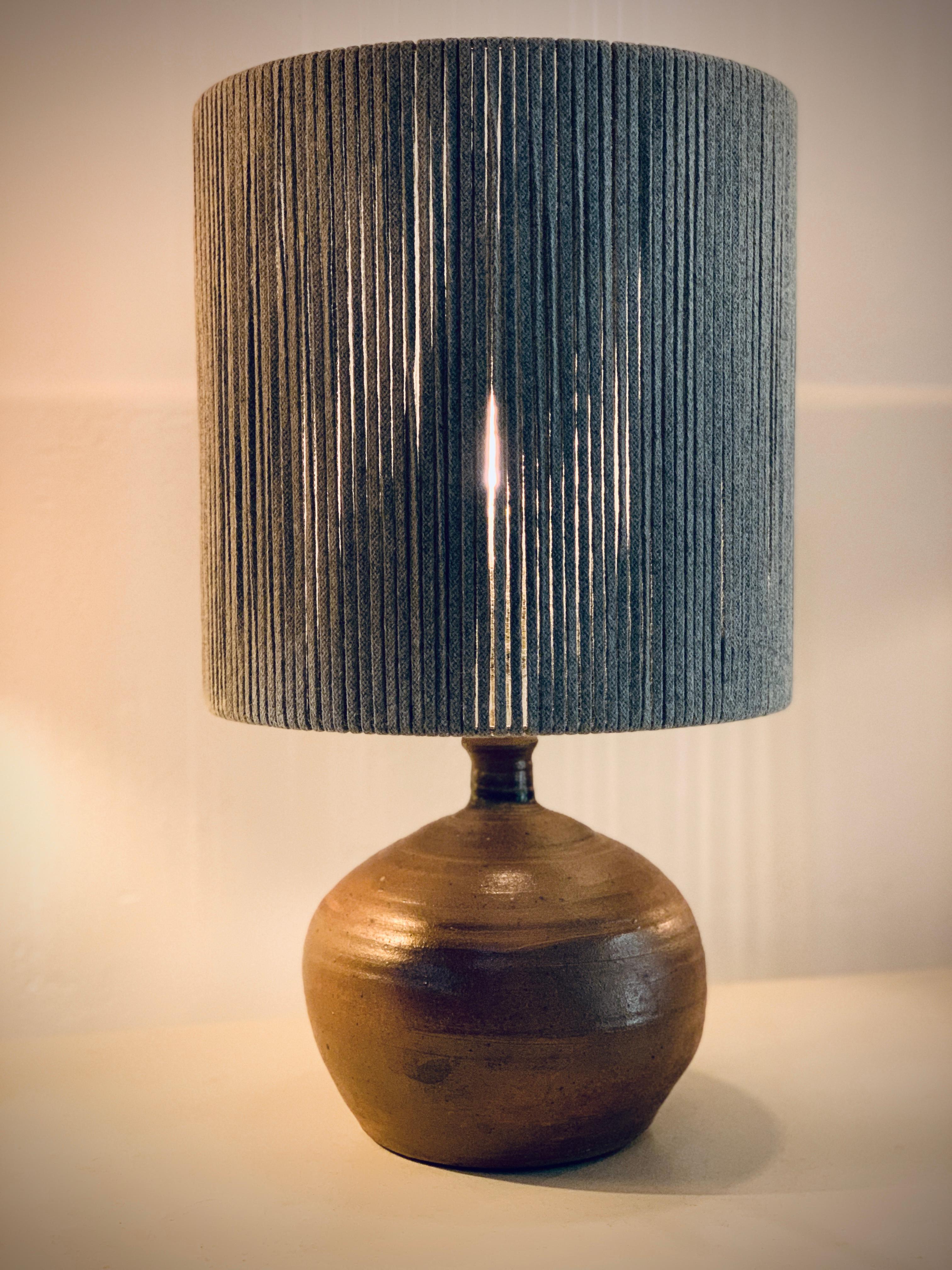 Pierre Digan (1941-2016), artist from La Borne in France, was renowned for his sandstone creations.
Table lamp in pyrite sandstone, ca.1970.
Completely rewired.
 
 Dimensions : H 53 cm x D 30 cm
Excluding socket and lampshade : H 21 cm x D 21 cm. 
