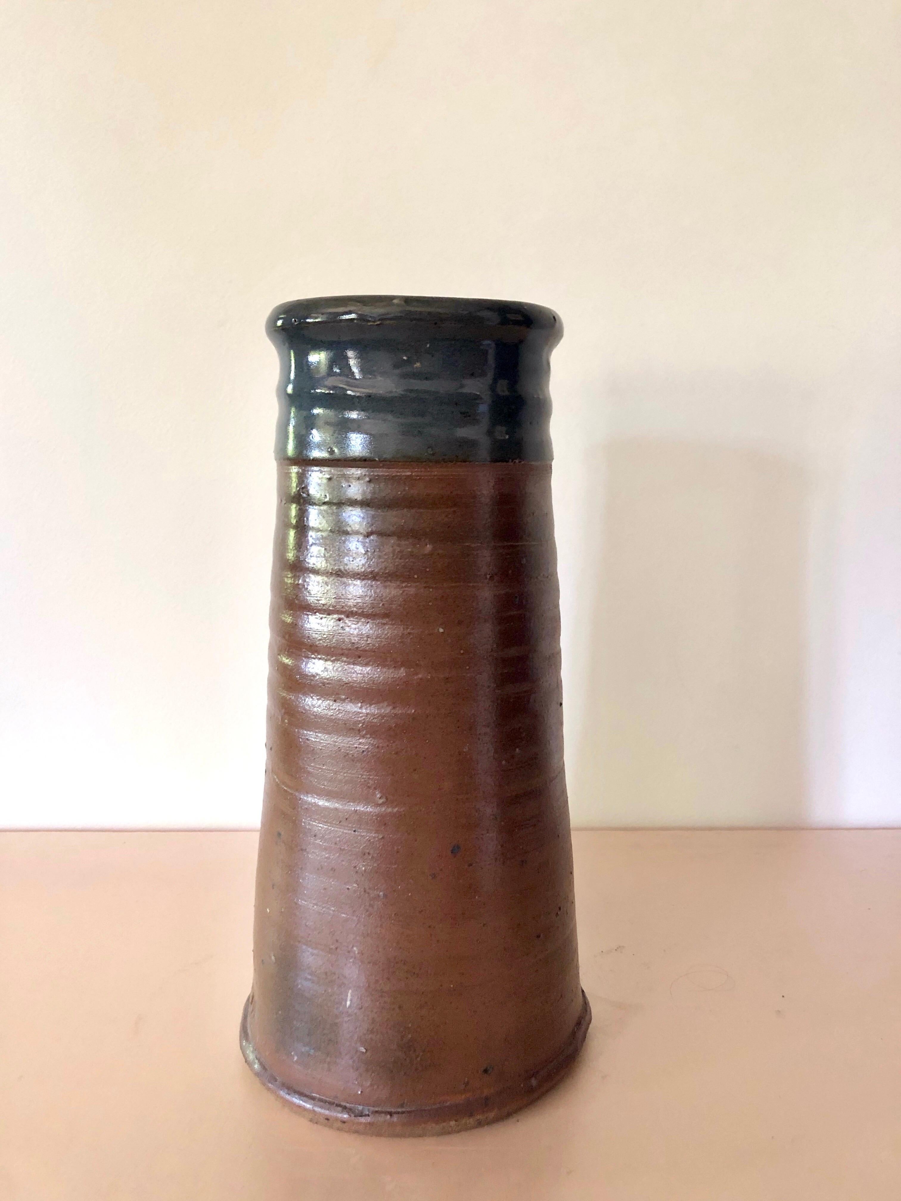 Élégant et très grand vase en céramique grès de Pierre Digan à la Borne.

Couleur originale de la glaçure brune de la céramique
Email bleu sur le col.

Circa 1970

Estampillé à la base.


