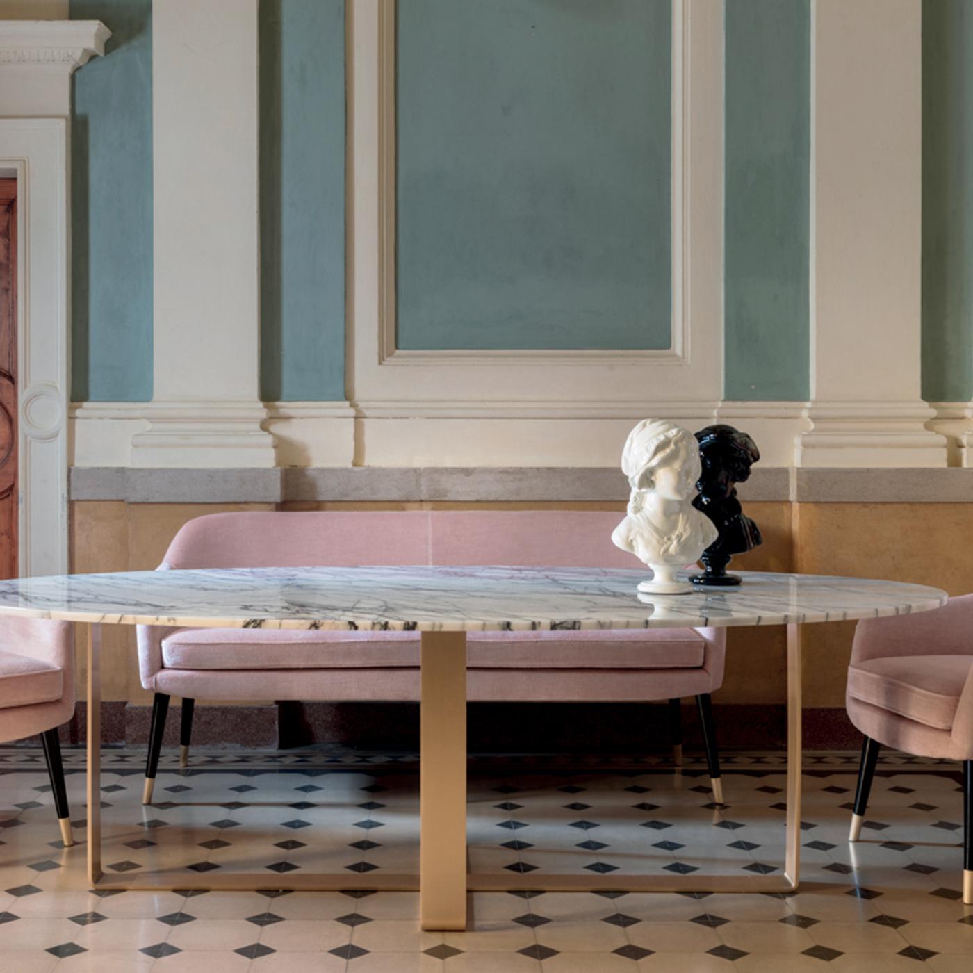 Un bel exemple du plus haut niveau d'artisanat et de matériaux de qualité, le superbe plateau en marbre violet et la base sculpturale en laiton se combinent pour créer cette superbe table à manger ovale qui brillera dans n'importe quelle salle à