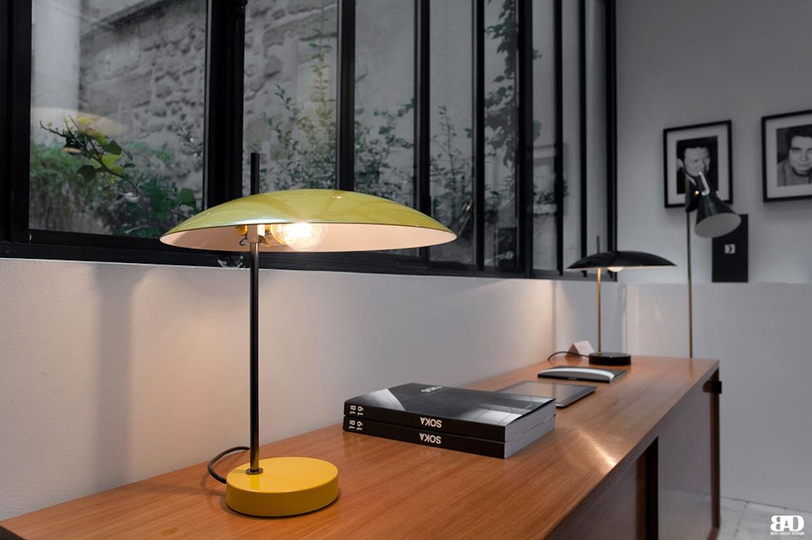 Mid-Century Modern Lampe de bureau Pierre Disderot modèle 1013 en jaune et bronze à canon pour Disderot, France en vente