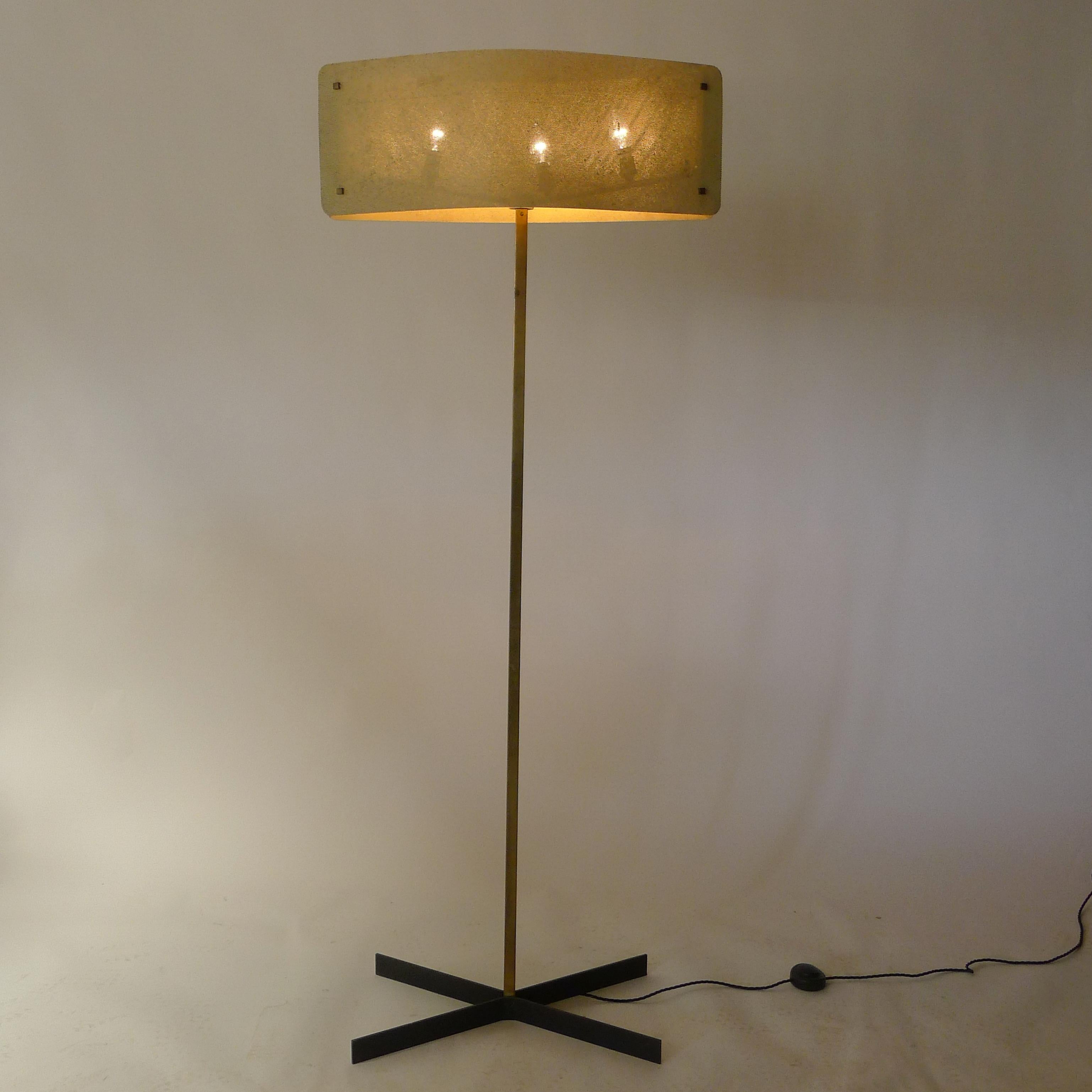 Pierre Disderot, Rara lámpara de pie con pantalla de metal perforado, Francia Años 50 en venta 4