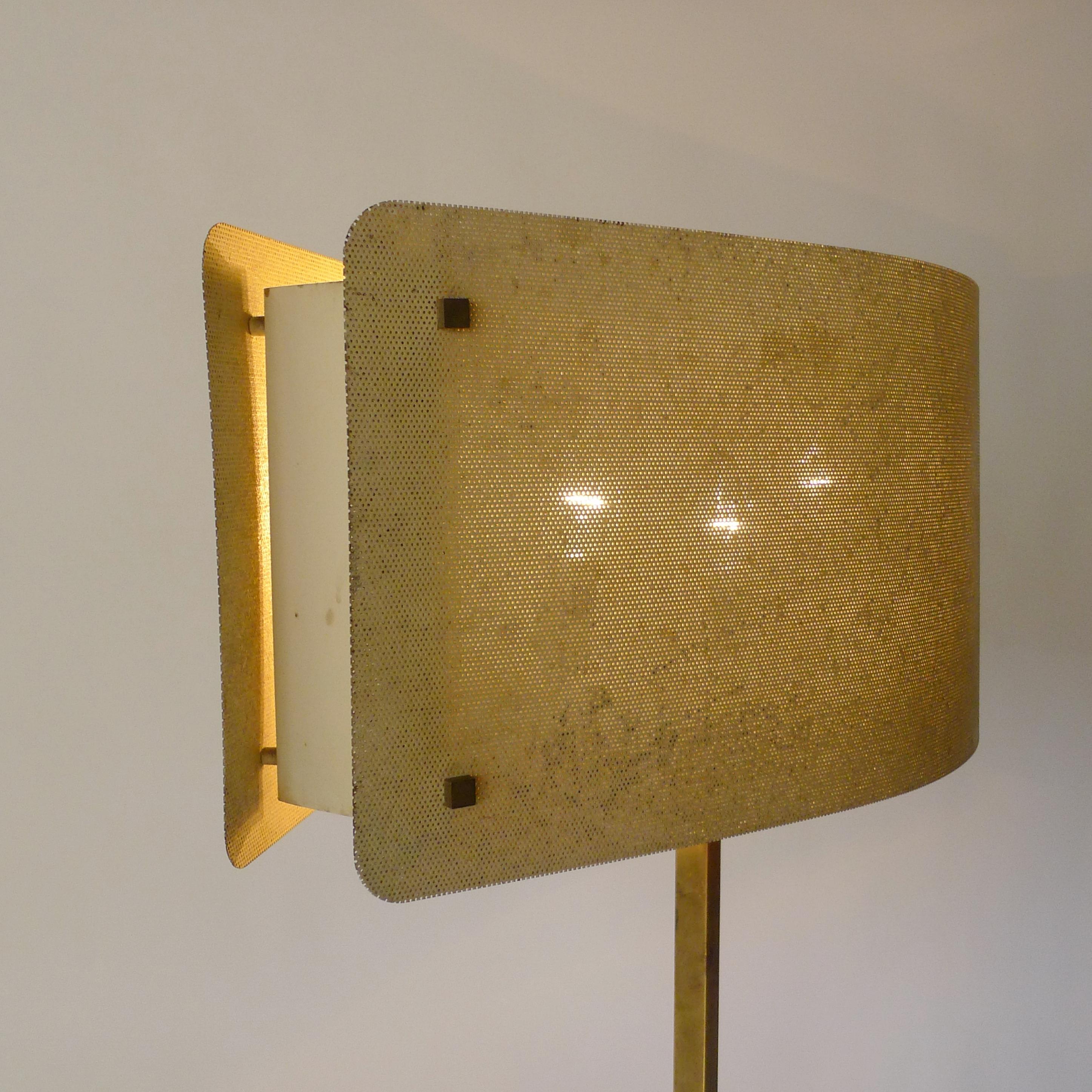 Pierre Disderot, Rara lámpara de pie con pantalla de metal perforado, Francia Años 50 en venta 7
