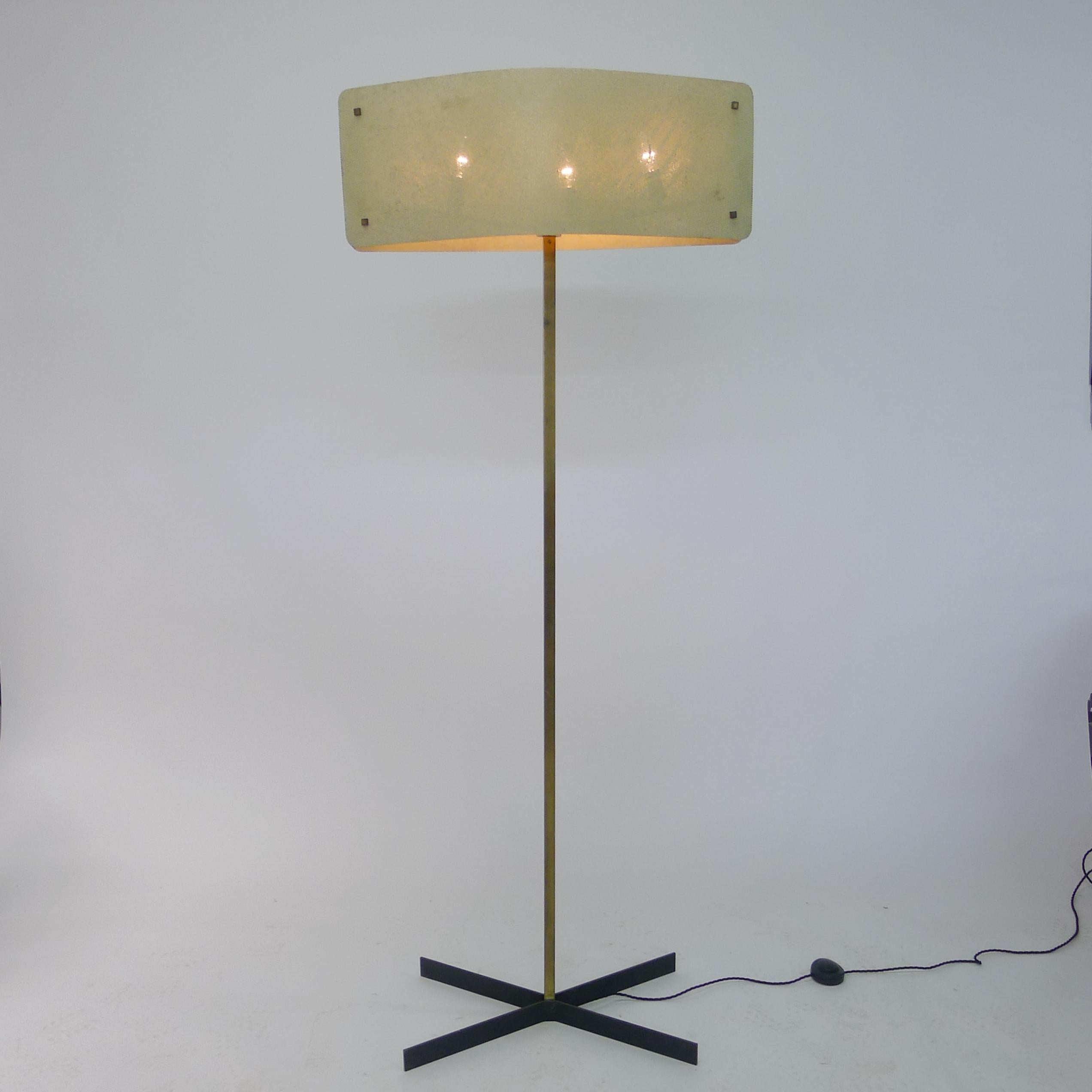 Pierre Disderot, Rara lámpara de pie con pantalla de metal perforado, Francia Años 50 Moderno de mediados de siglo en venta