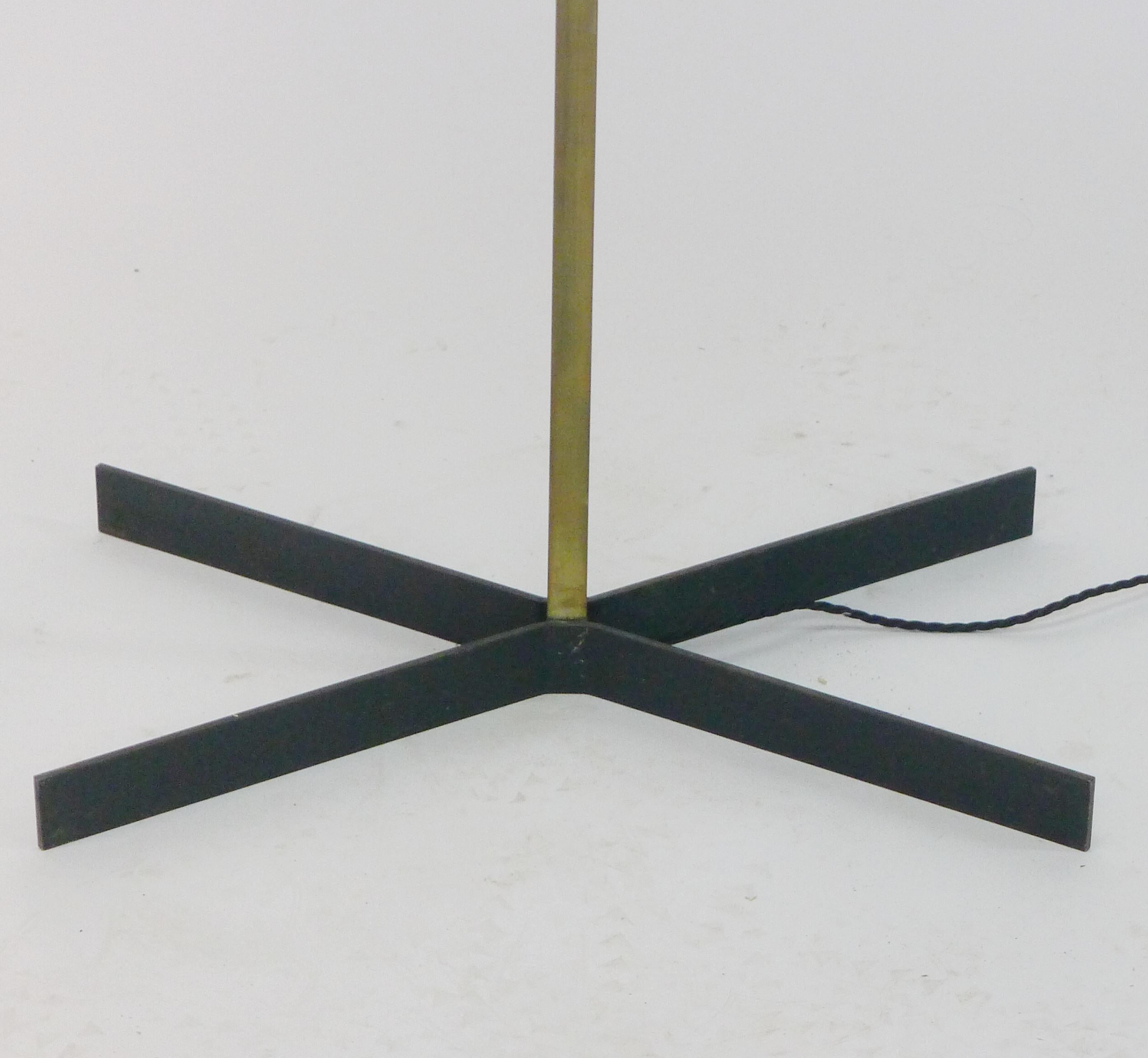 Pierre Disderot, Rara lámpara de pie con pantalla de metal perforado, Francia Años 50 en Bueno estado para la venta en Wargrave, Berkshire