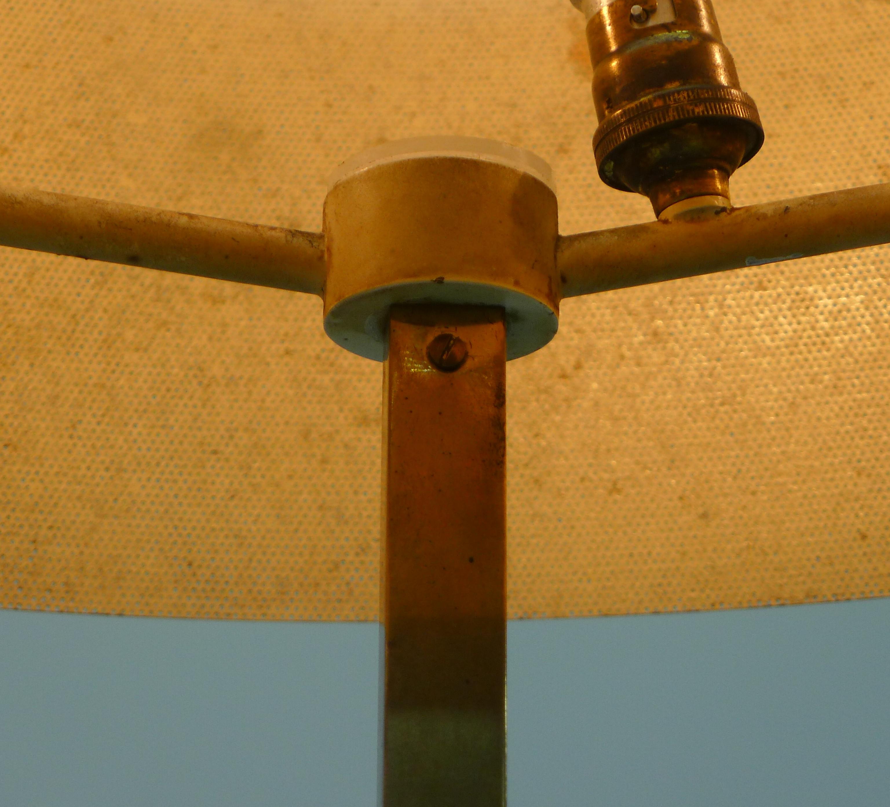 Pierre Disderot, Rara lámpara de pie con pantalla de metal perforado, Francia Años 50 mediados del siglo XX en venta