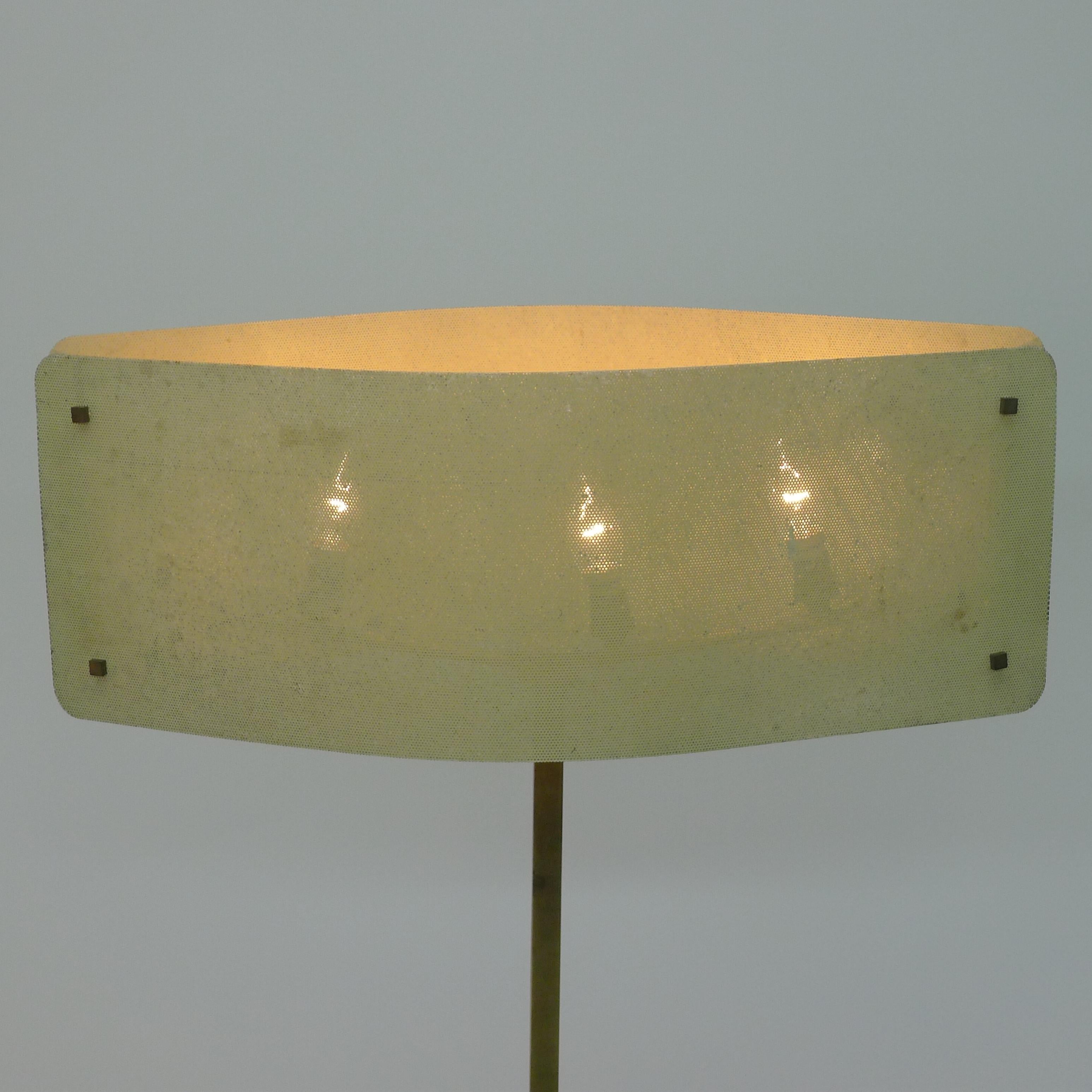 Pierre Disderot, Rara lámpara de pie con pantalla de metal perforado, Francia Años 50 en venta 1