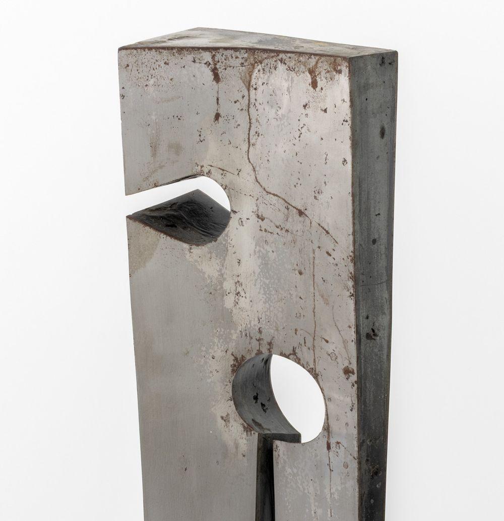Pierre du Fayet (francese, XX-XXI) Scultura astratta modernista, 1969, metallo e resina nera, firmata e datata vicino alla base. 23,25