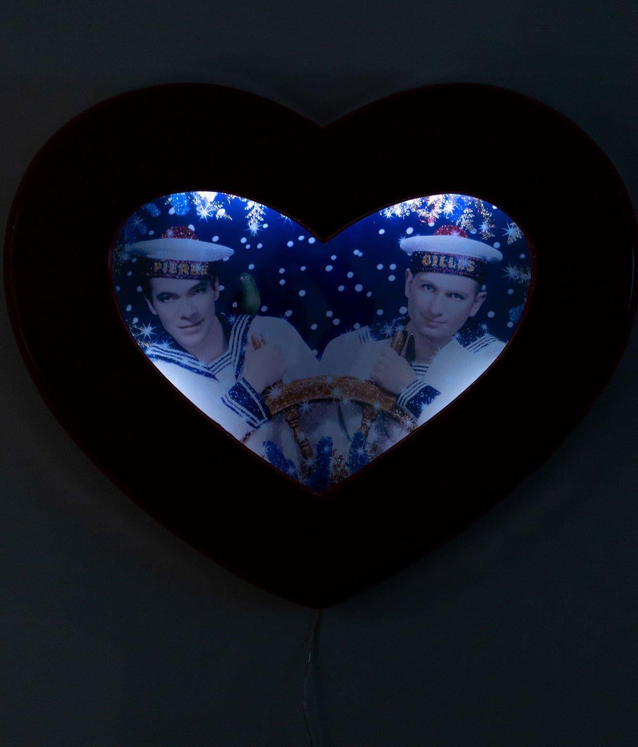 Autoportrait dans un Coeur - Photograph Arte pop de Pierre et Gilles