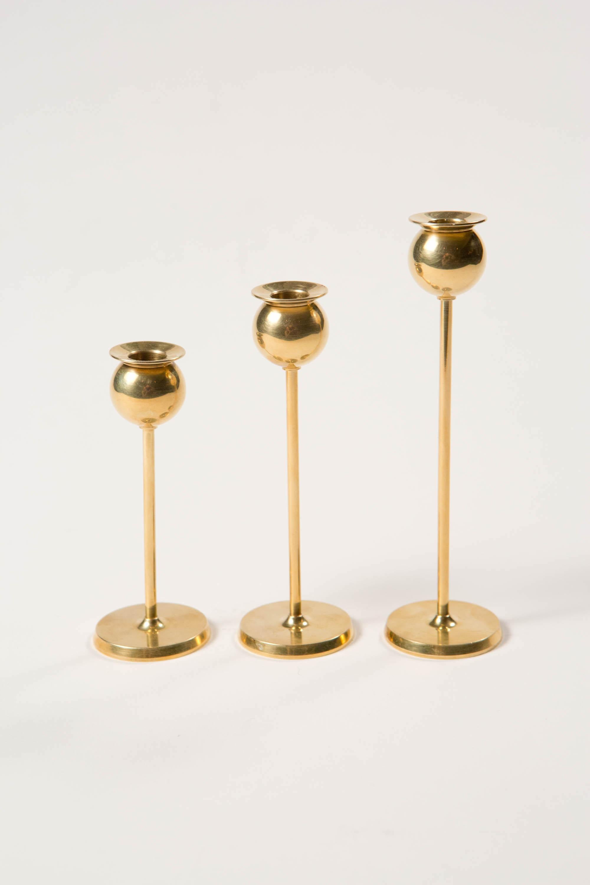Pierre Forsell Set of 3 Small Brass Tulip Candleholders -  Skultuna Sweden 1970s

Set of 3 tulip candlesticks by Pierre Forsell for Skultuna, Sweden, 1970s.

Solid brass

Small set.

Measures: Heights 4.5in, 5in., 5.5in.