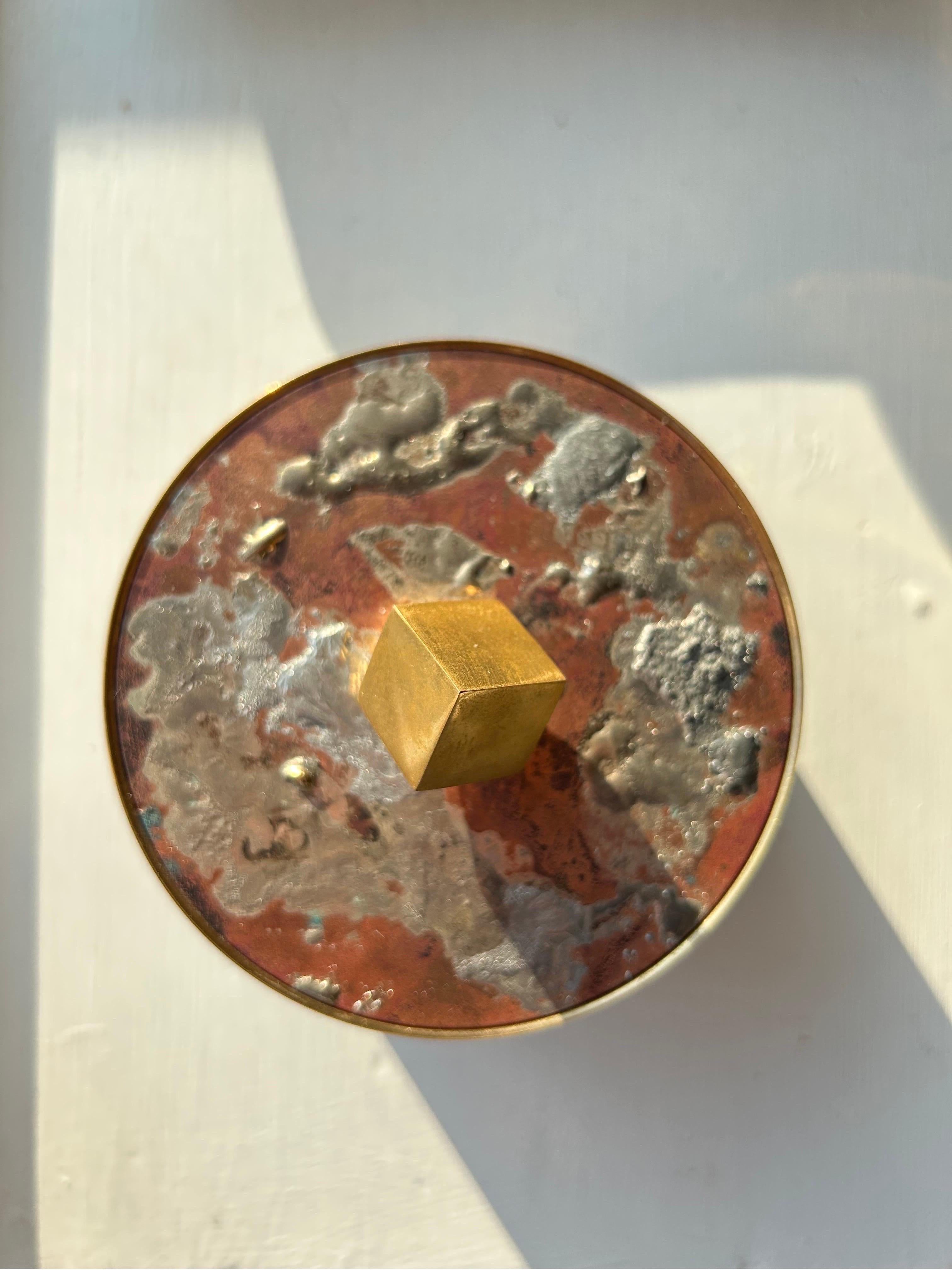 Rare et importante jarre à couvercle en laiton de Pierre Forsell fabriquée par Skultuna dans les années 1970.

Le couvercle est en laiton massif et le couvercle est décoré d'un mélange de cuivre et de chrome.

Cette jarre est le détail décoratif