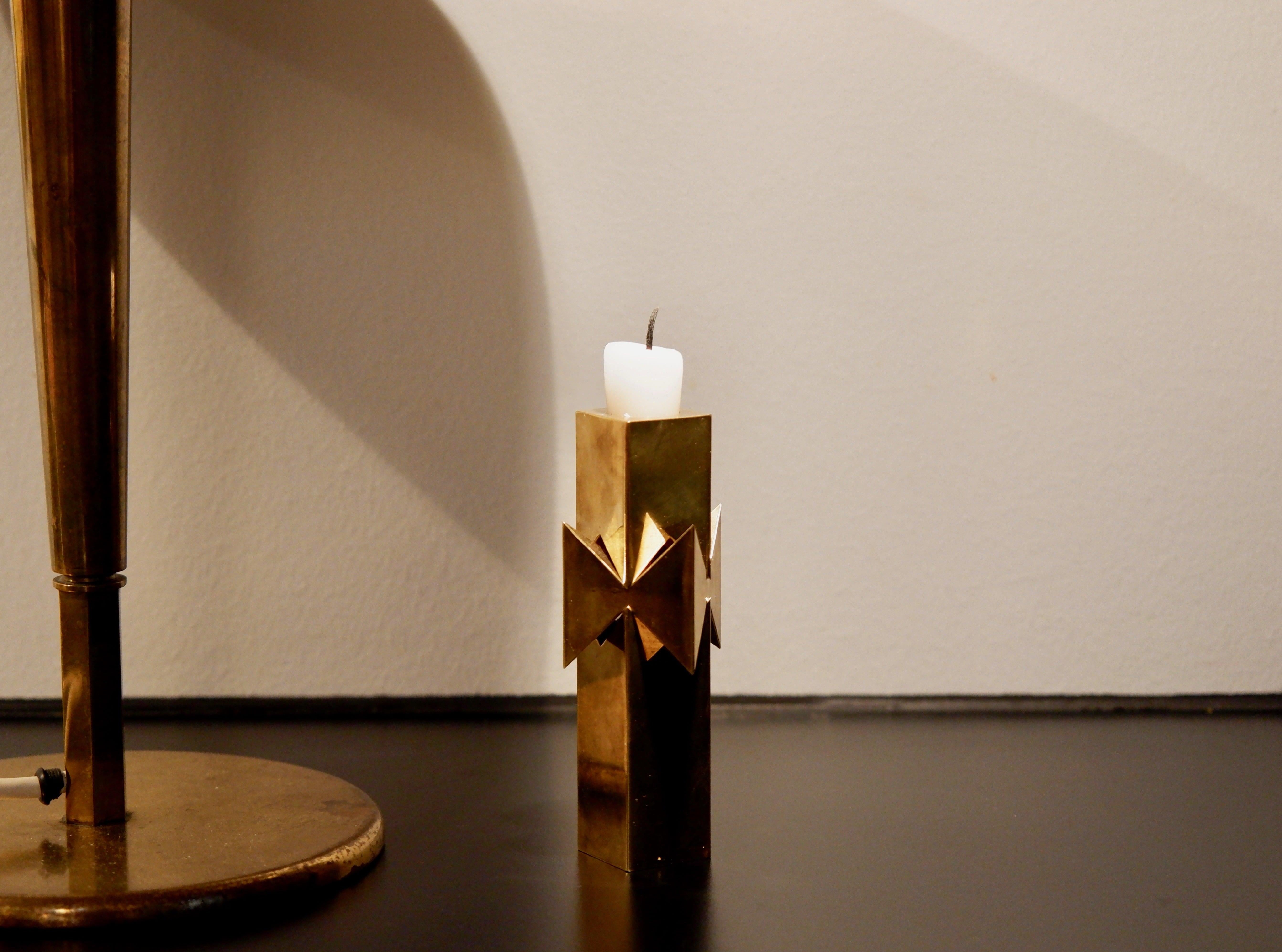A brass Rosett candlesticks by Pierre Forssell for Skultuna - circa 1950 Dimension : 13,5 × 6,5 cm.