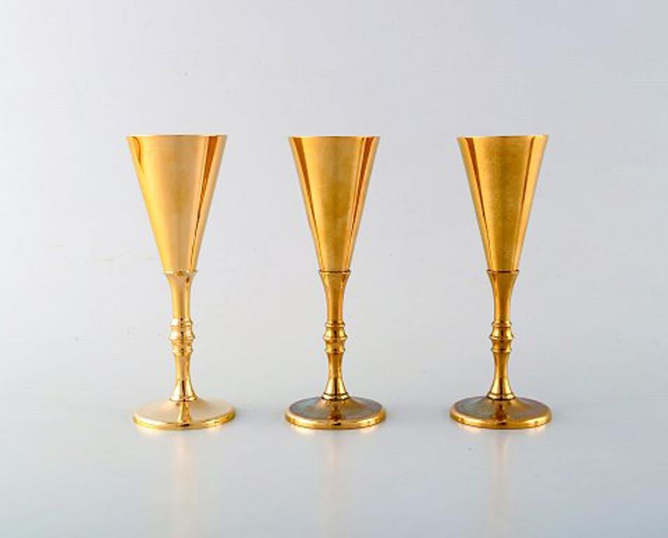 Pierre Forsell for Skultuna, Sweden. A set of 3 schnapps glasses with accompanying decanter in brass. Modernist design, 1960s.
Designer: Pierre Forsell.
Glass measures: 12.5 x 4.5 cm.
Decanter measures: 17.5 x 12 cm.
In very good