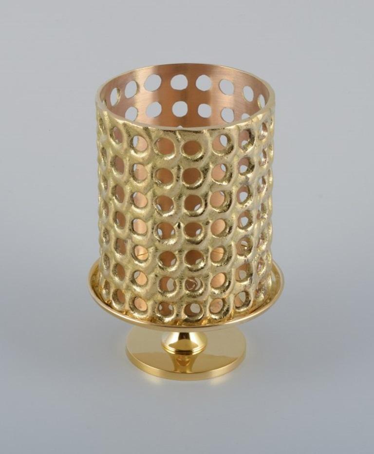Pierre Forsell for Skultuna, Sweden. Tea light lantern in polished brass.
Two pieces, polished brass.
21st century.
Designed in the 1960s .
In perfect condition.
Stamped: Skultuna 1607
Dimensions: H 13.8 cm x D 9.6 cm.
