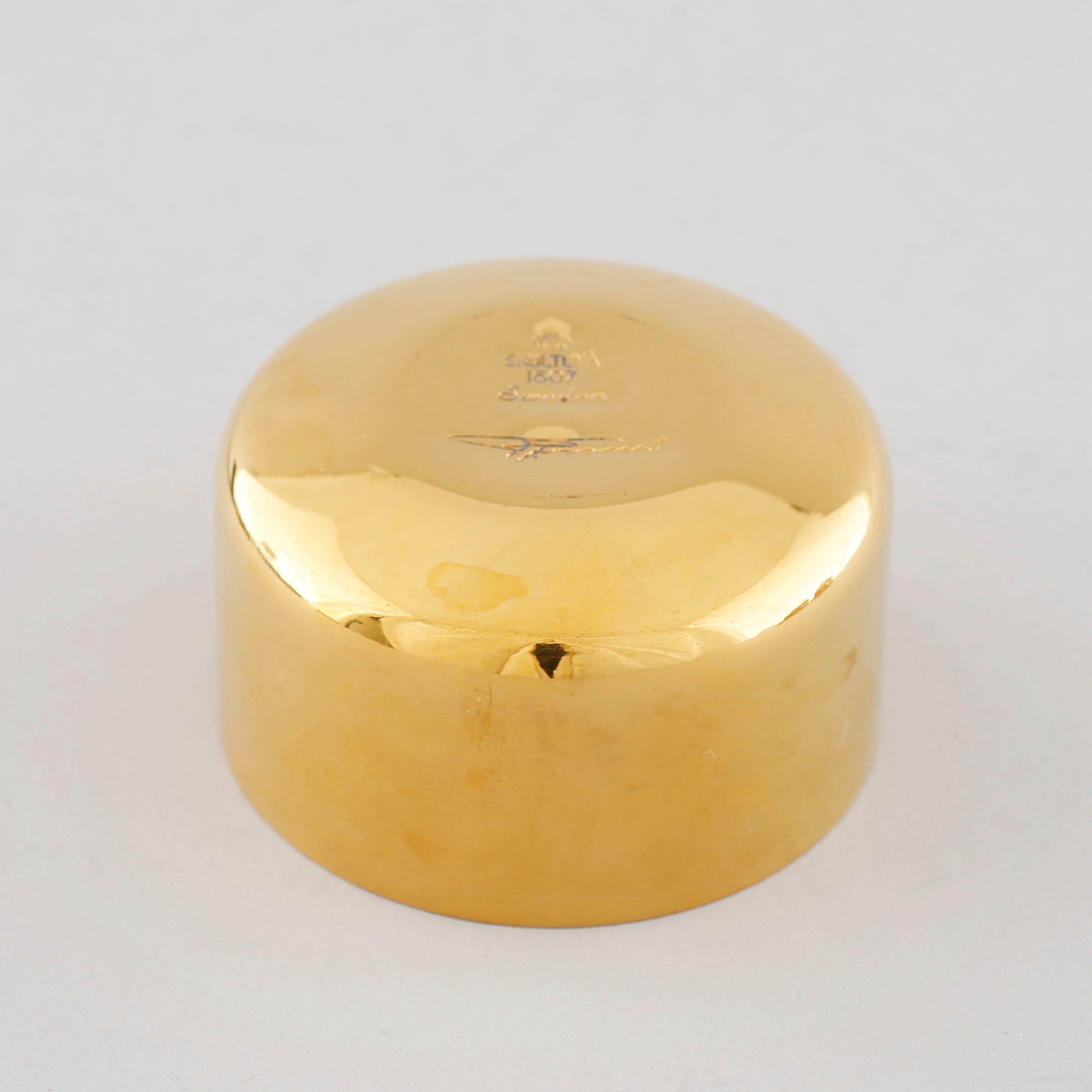 Verres à shot ''Supkopp'' en plaqué or 24 carats conçus par Pierre Forssell pour Skultuna, fabriqués en Suède vers 1960.
8 pièces dans leur boîte d'origine prix pour 1 verre
Bon état.