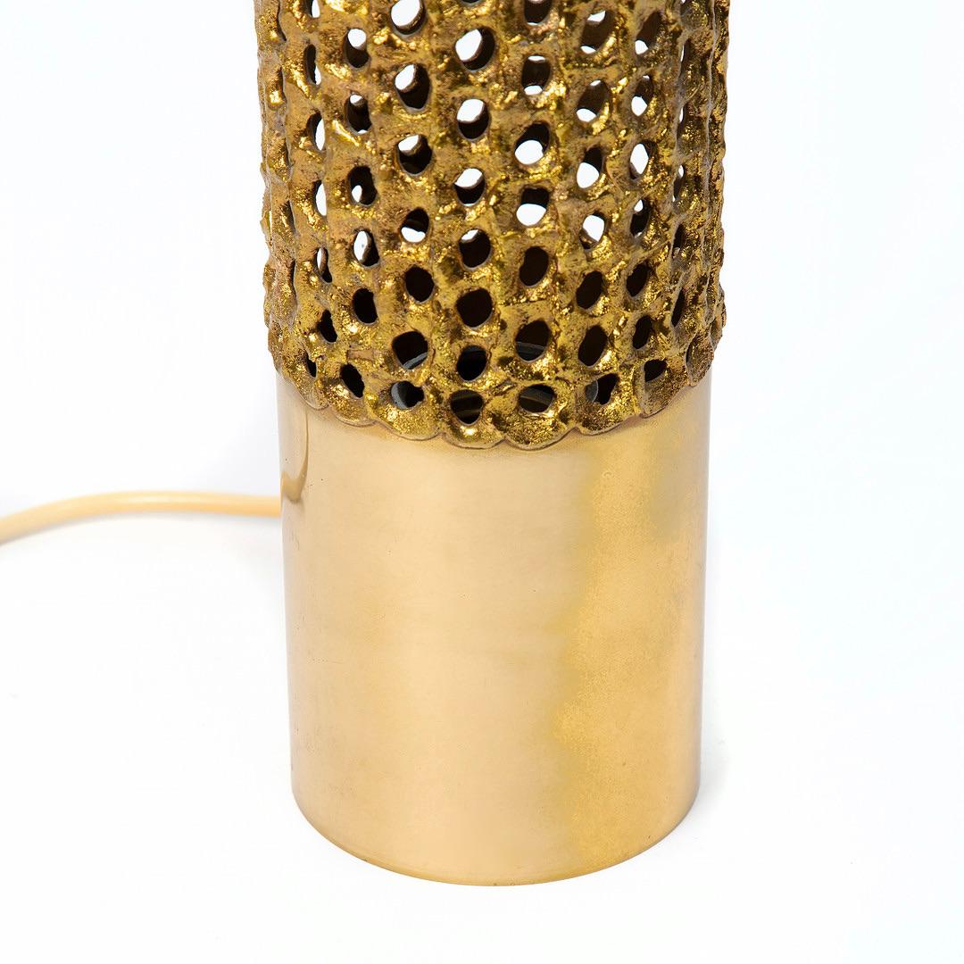 Pierre Forsell Swedish Modern Cylindrical Brass Beehive Table Lamp, 1960s In Good Condition For Sale In Uccle, BE