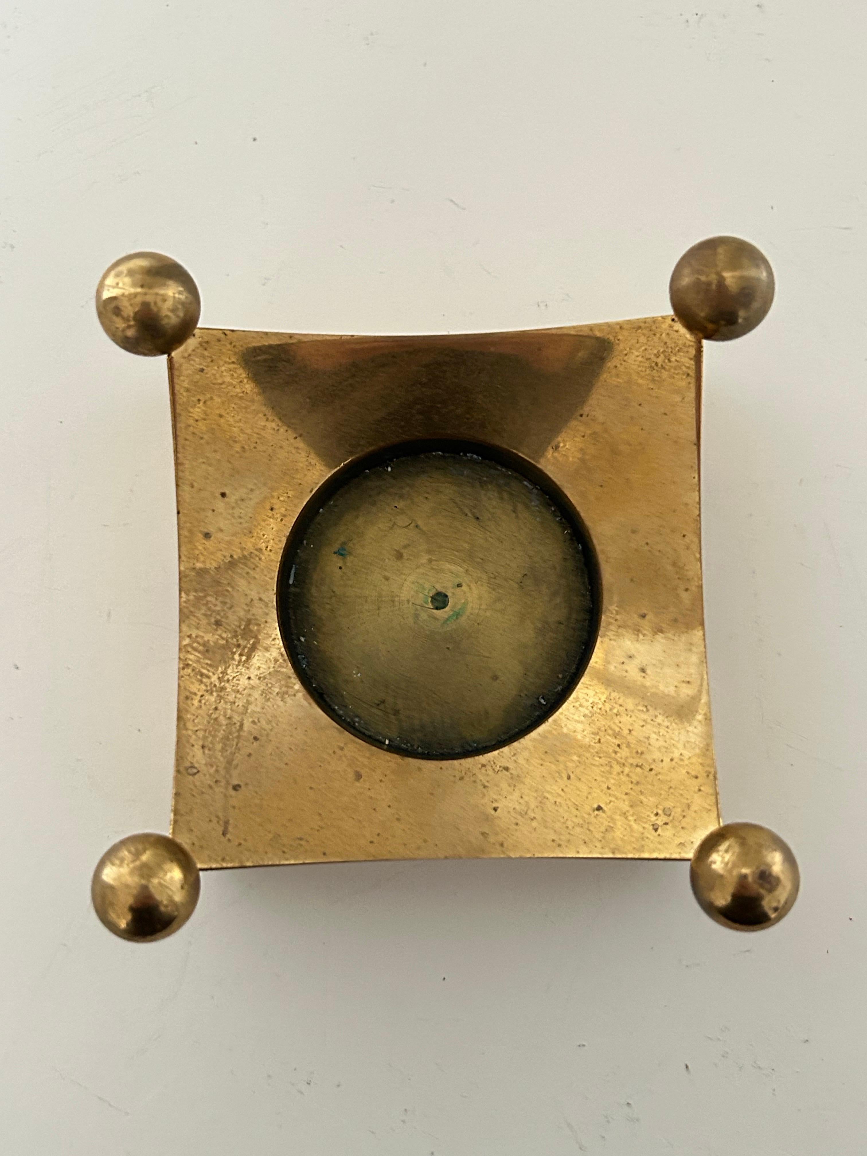 Portacandele quadrato scultoreo in ottone massiccio disegnato da Pierre Forssell (1925-2004) e prodotto da Skultuna, Svezia, circa 1980.

Forssell, uno dei principali designer svedesi di metalli della metà del secolo, ha creato oggetti senza tempo
