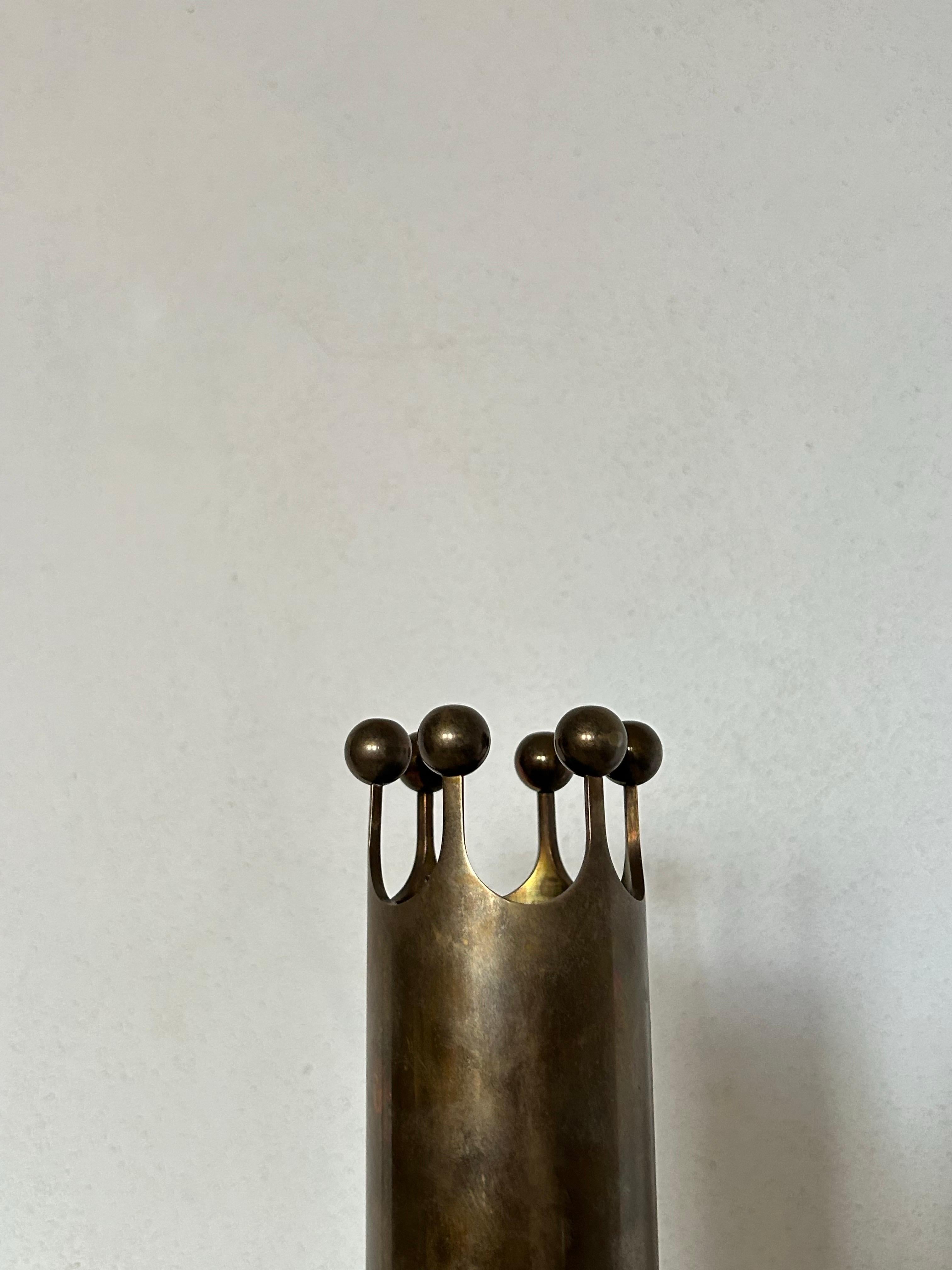 Vaso a corona del designer svedese Pierre Forssell (1925-2004), prodotto da Skultuna Messingsbruk negli anni 1950-1960. Realizzato in ottone massiccio, il vaso è famoso per la sua silhouette scultorea e la sua caratteristica apertura a forma di