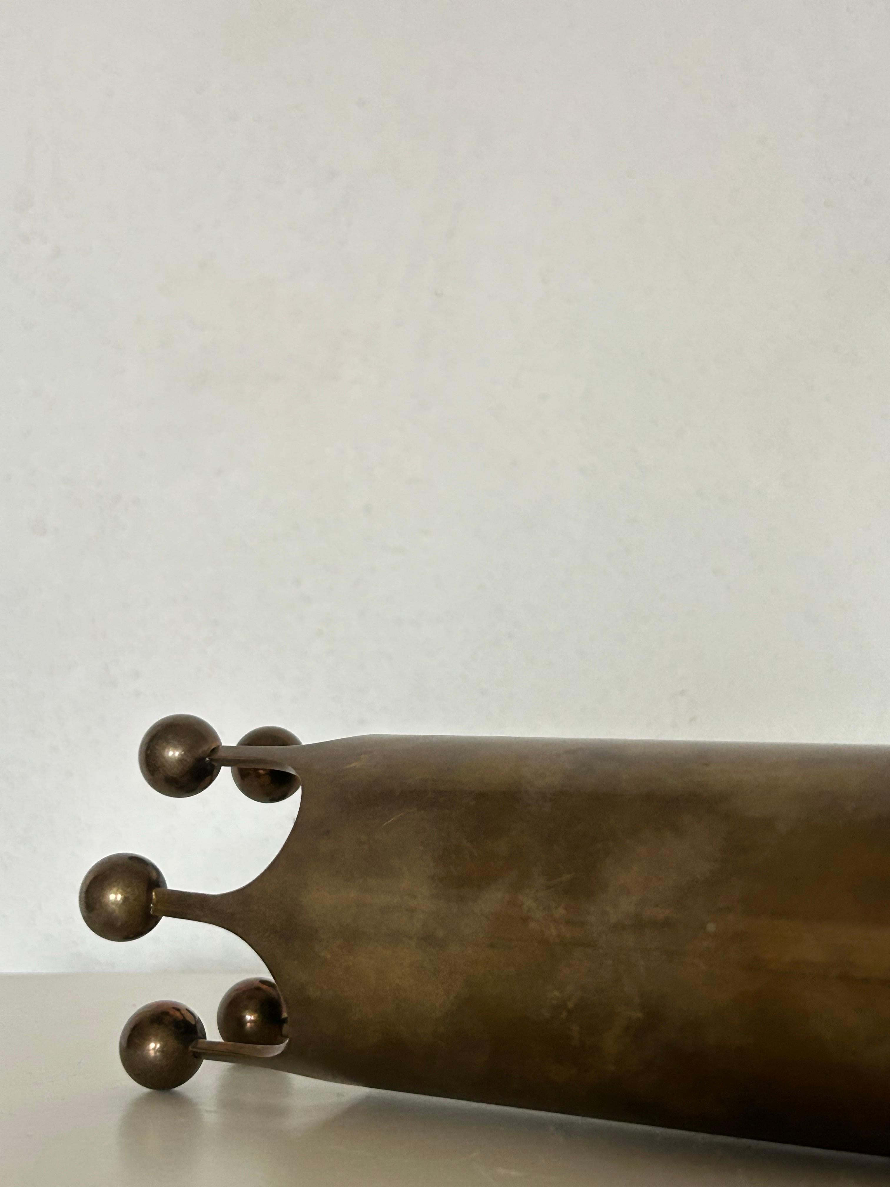 Fatto a mano Pierre Forssell (1925-2004) Vaso a corona in ottone Skultuna, Svezia, anni 1980. in vendita