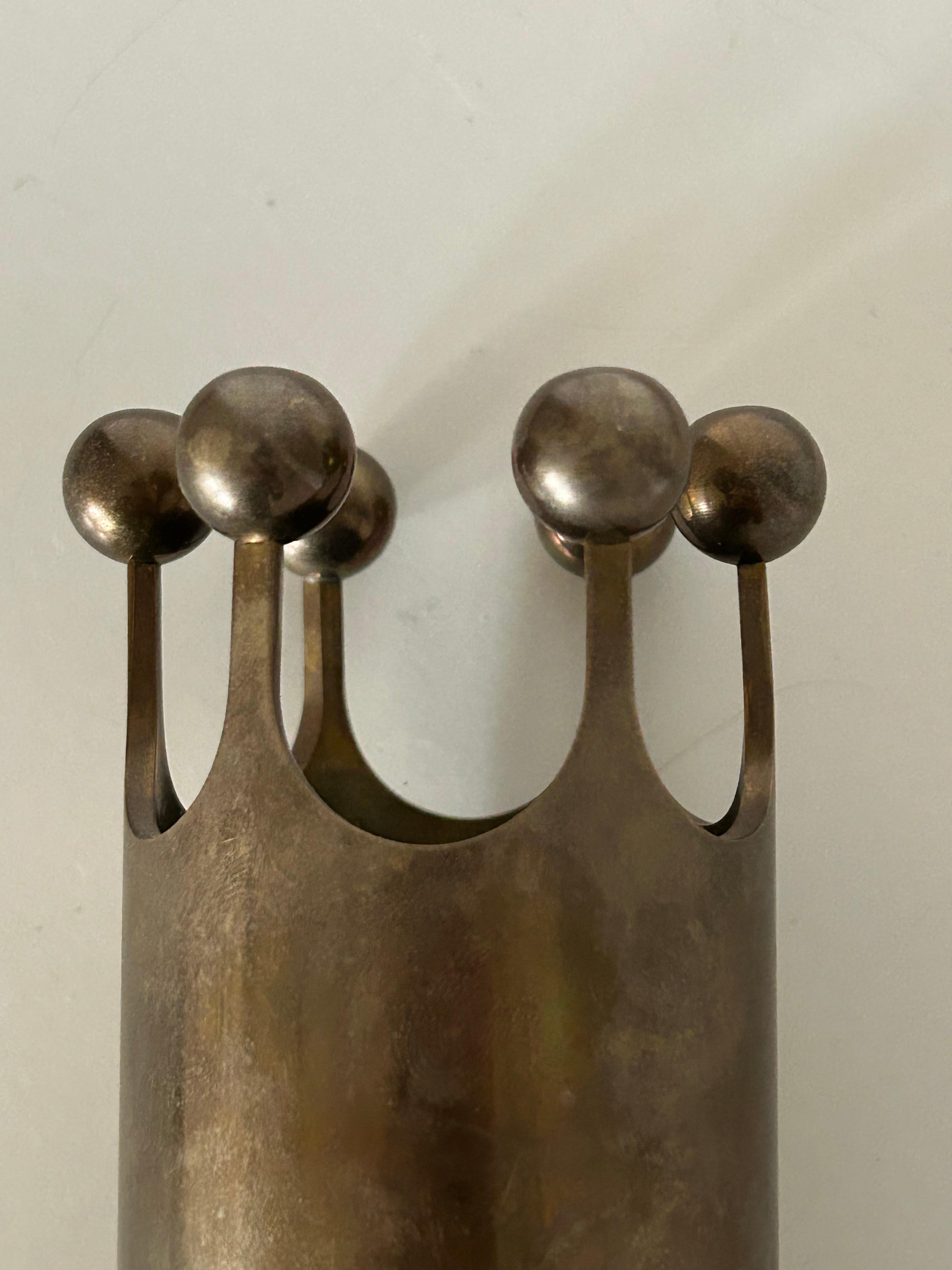Pierre Forssell (1925-2004) Vaso a corona in ottone Skultuna, Svezia, anni 1980. In condizioni buone in vendita a Valby, 84