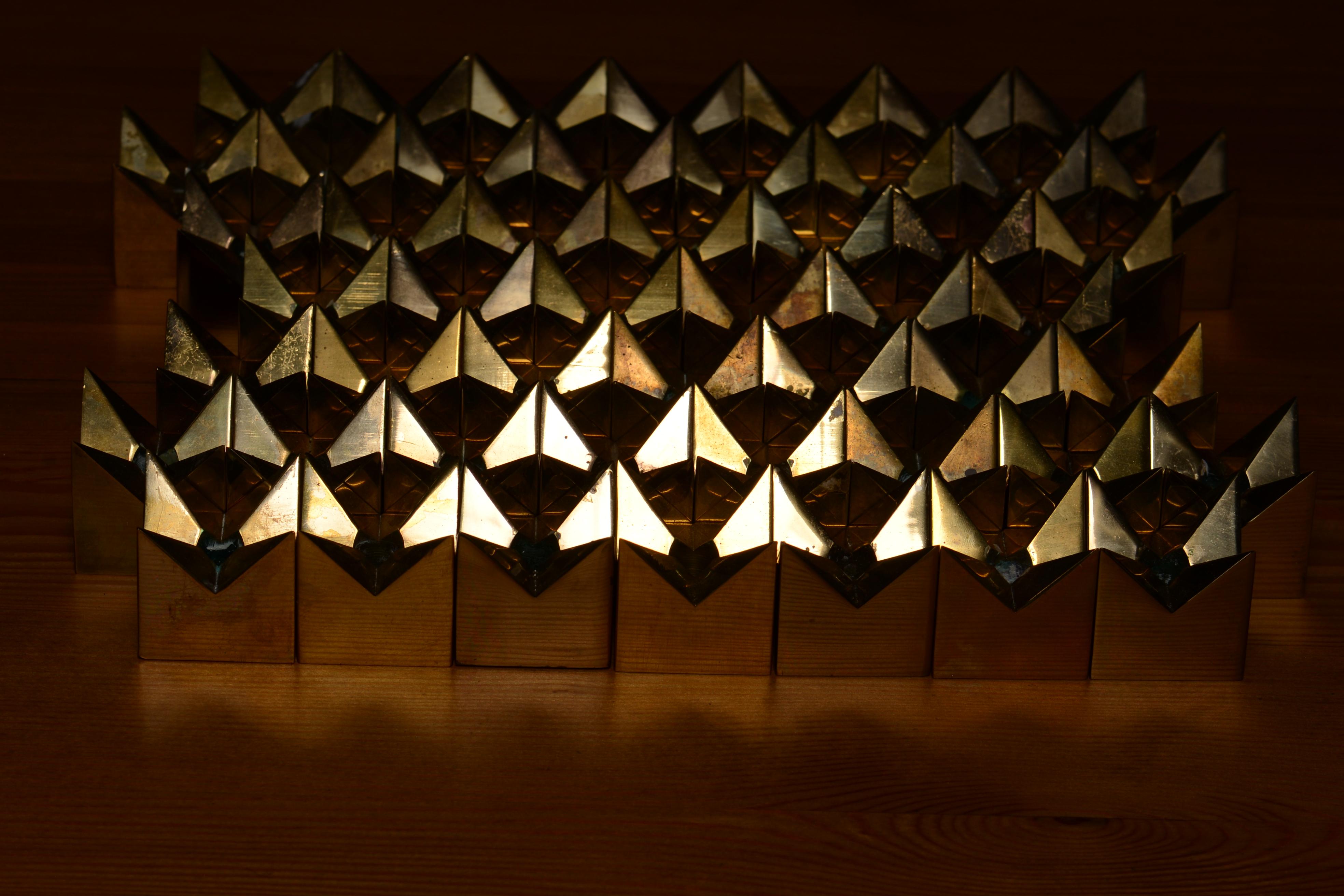 Pierre Forssell 50 Kerzenhalter aus Messing, hergestellt in Skultuna, Schweden, 1970er Jahre (Ende des 20. Jahrhunderts) im Angebot
