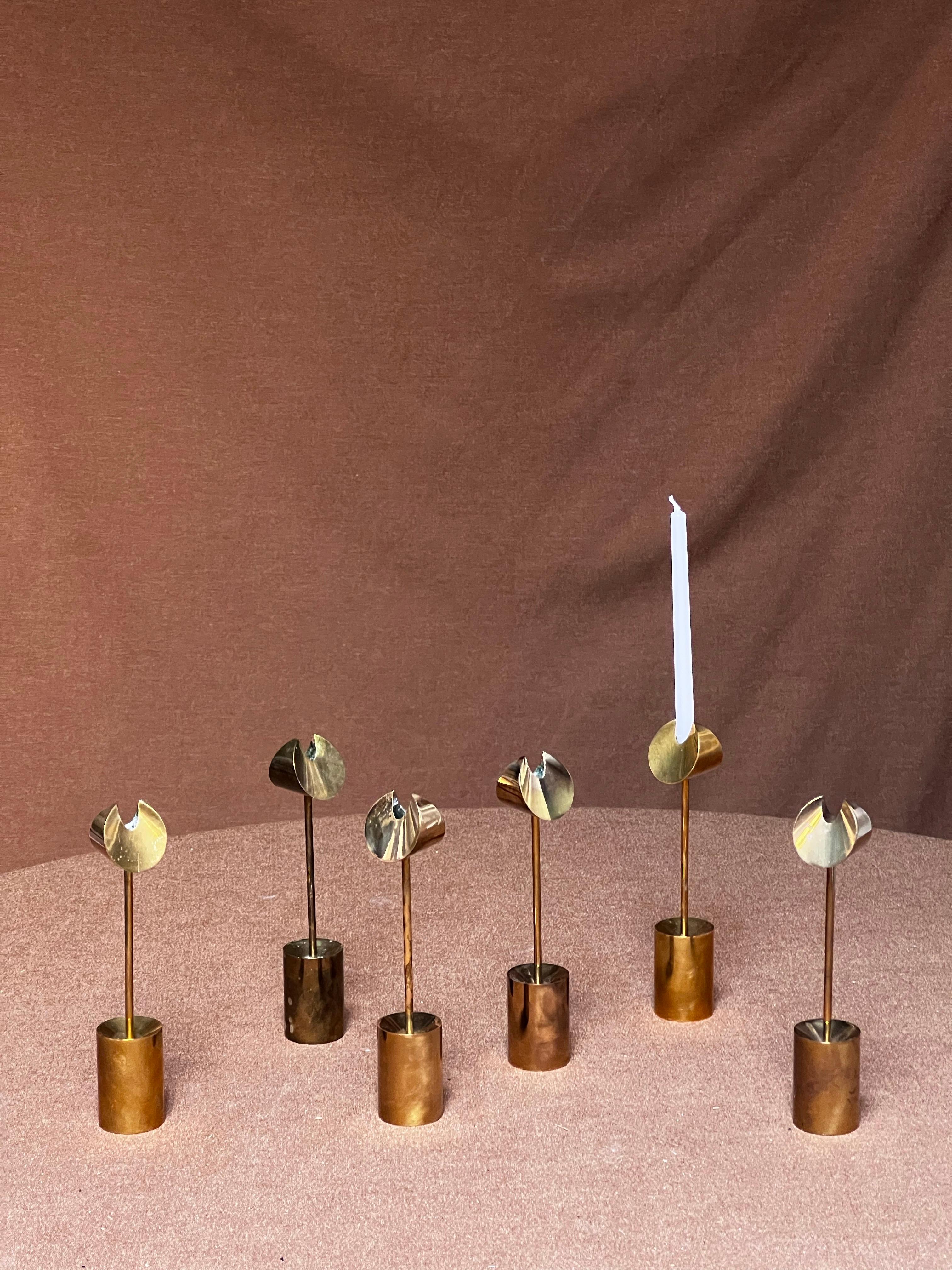 Questa serie di portacandele è stata realizzata a mano negli anni '70 nella fabbrica di Skultuna, accanto allo studio dove Pierre Forssell lavorava con il suo assistente. Il portacandele è realizzato in ottone. Semplice, minimale ed elegante allo