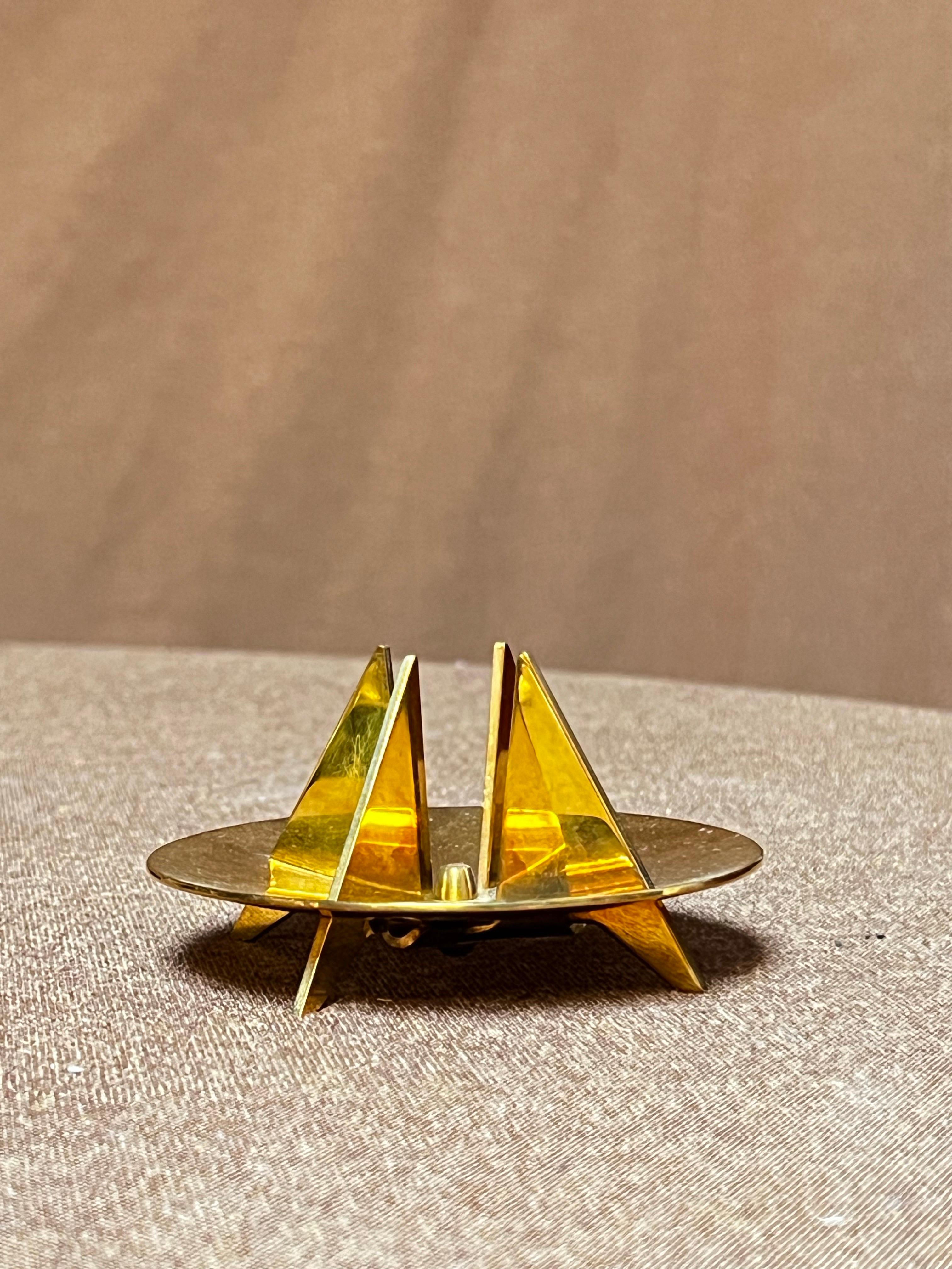 Questa serie di portacandele è stata realizzata a mano negli anni '70 nella fabbrica di Skultuna, accanto allo studio dove Pierre Forssell lavorava con il suo assistente. Il portacandele è realizzato in ottone. Semplice, minimale ed elegante allo