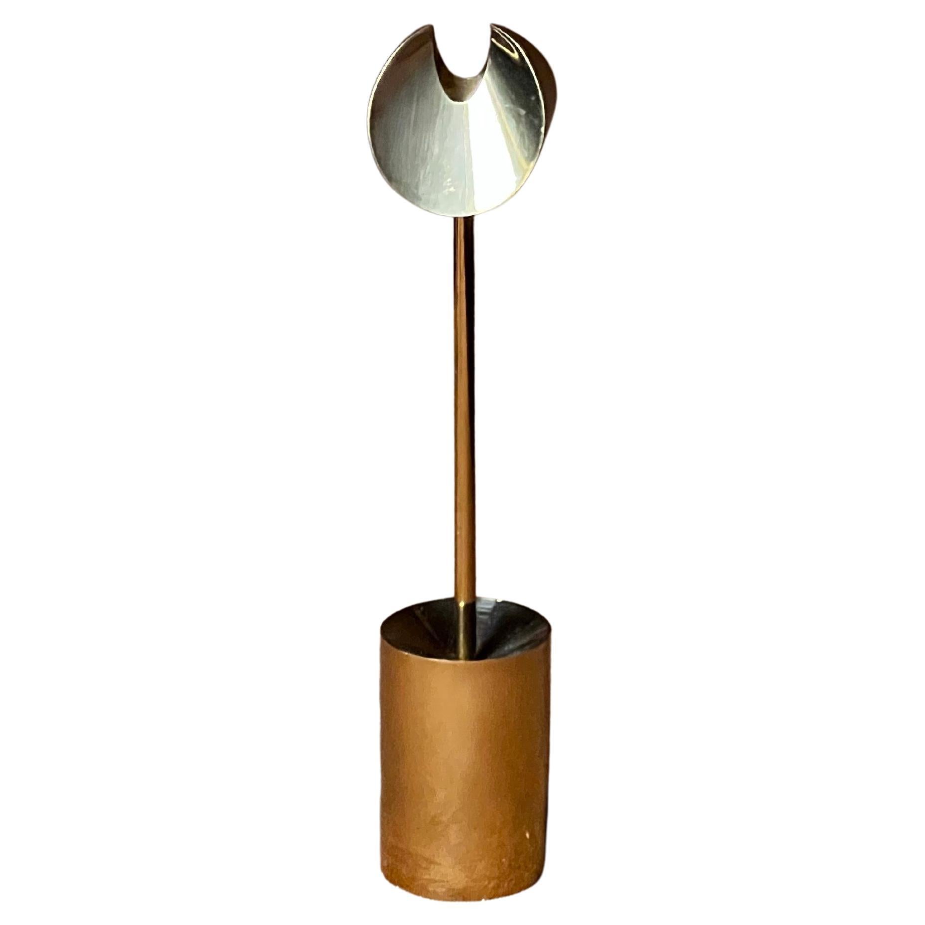 Questo portacandele è stato realizzato a mano negli anni '70 nella fabbrica di Skultuna, accanto allo studio dove Pierre Forssell lavorava con il suo assistente. Il portacandele è realizzato in ottone. Semplice, minimale ed elegante allo stesso