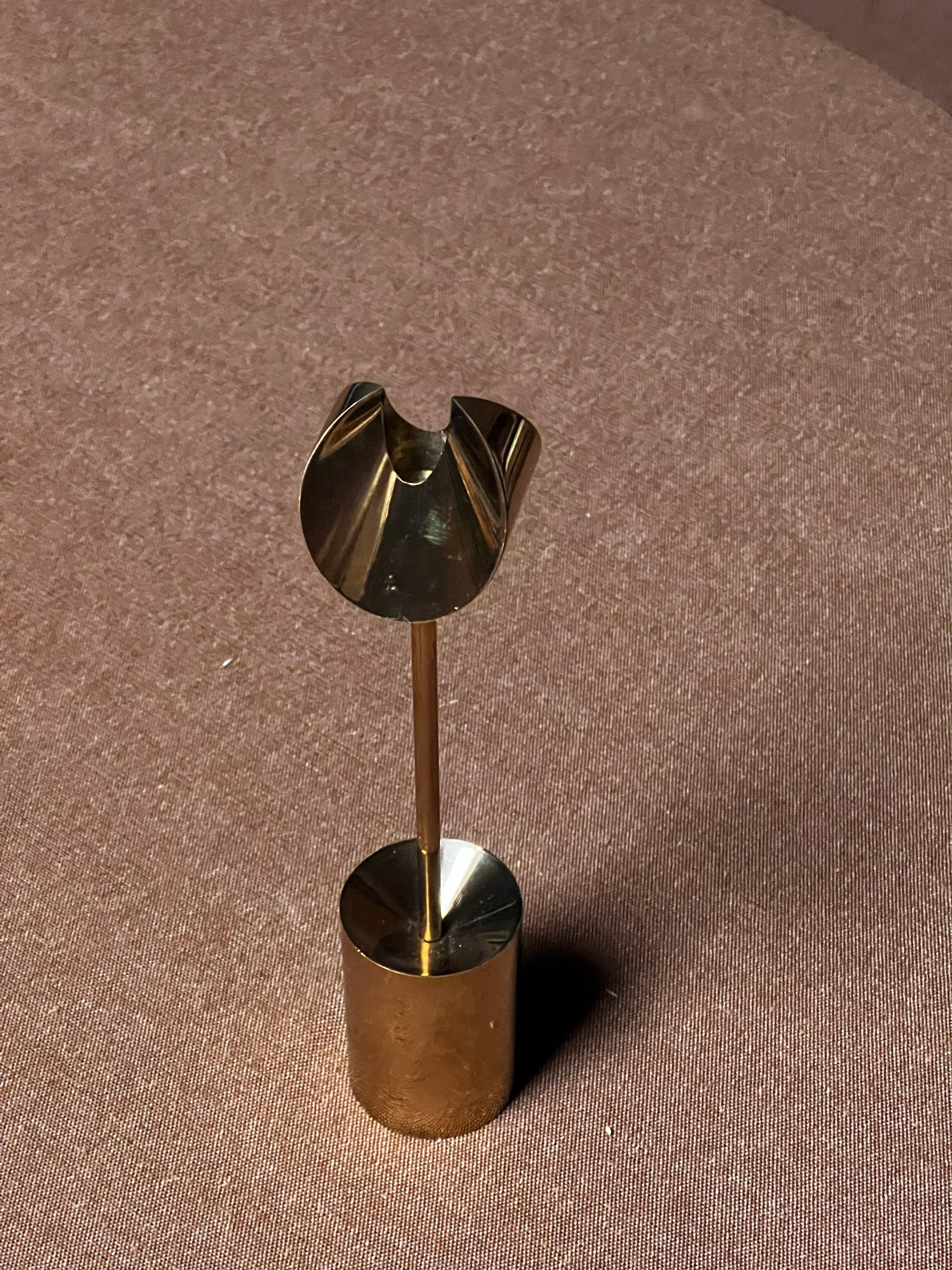 Scandinavo moderno Portacandele in ottone Pierre Forssell Realizzati a mano a Skultuna in Svezia. Brancusi in vendita
