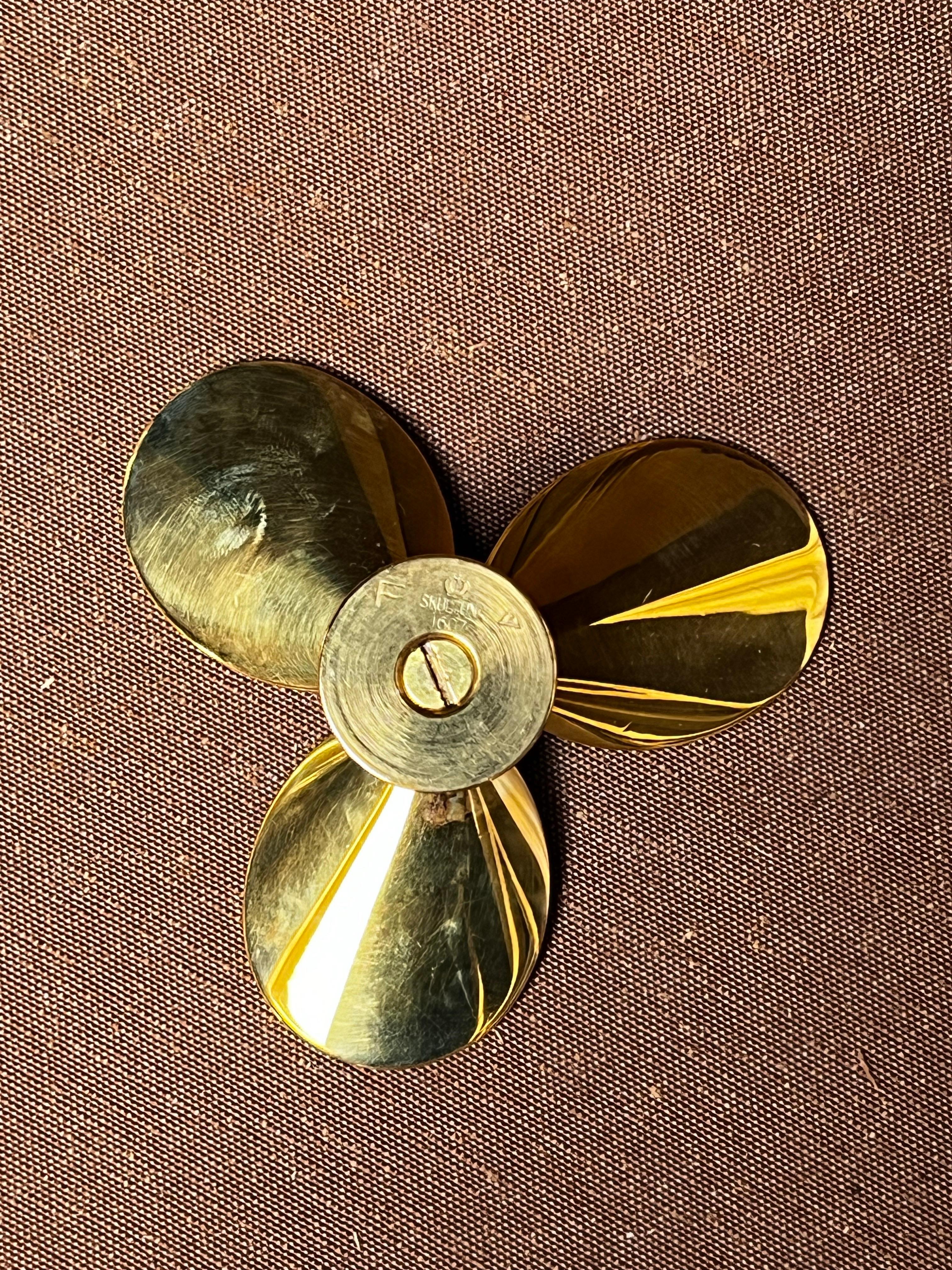 Svedese Portacandele in ottone Pierre Forssell Realizzati a mano a Skultuna in Svezia. Brancusi in vendita