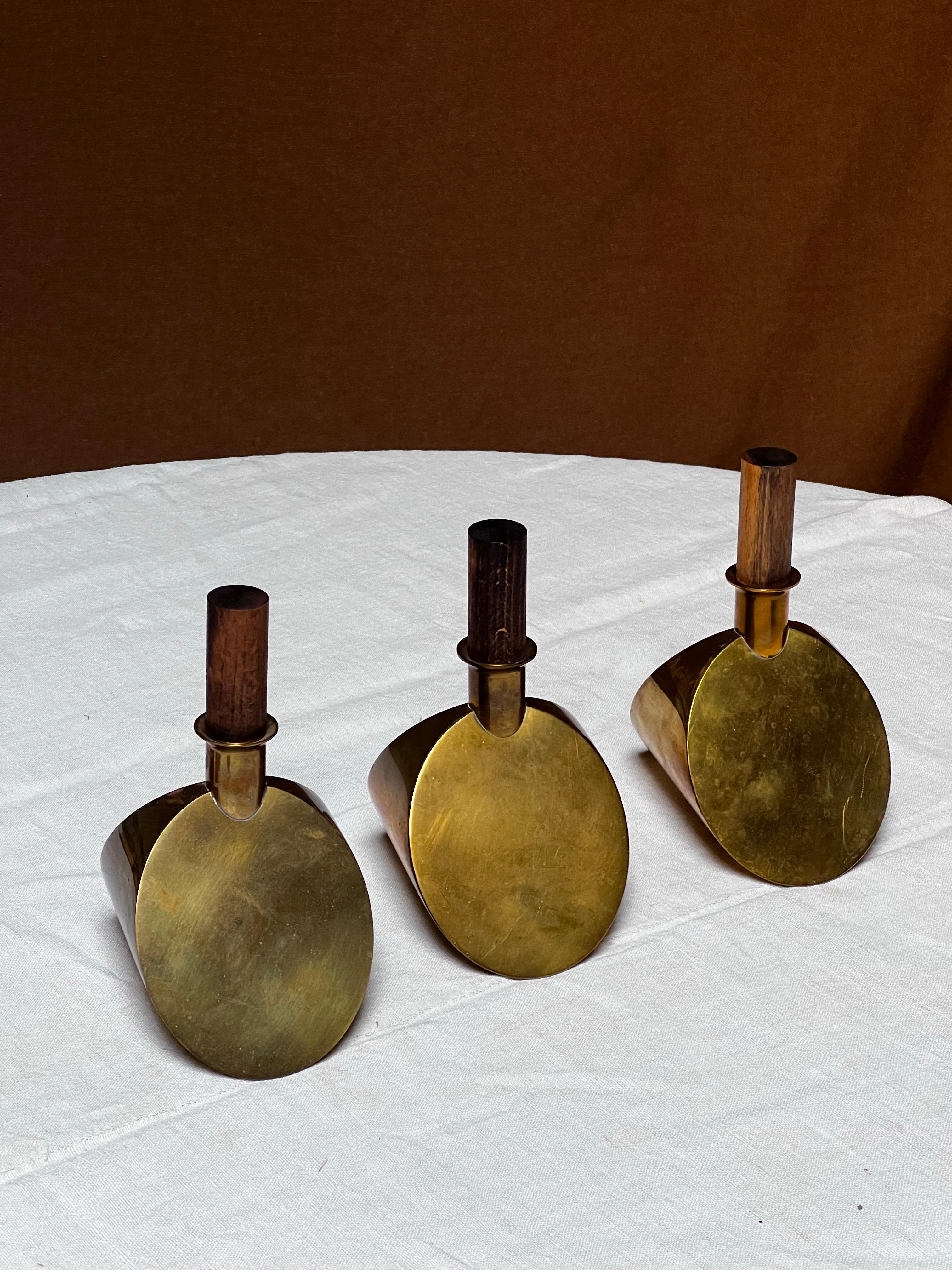 Questa serie di tazze e la relativa fiaschetta/caraffa sono state realizzate a mano negli anni '70 nella fabbrica di Skultuna, accanto allo studio in cui Pierre Forssell lavorava con il suo assistente. Sono realizzati in ottone e placcati in oro per