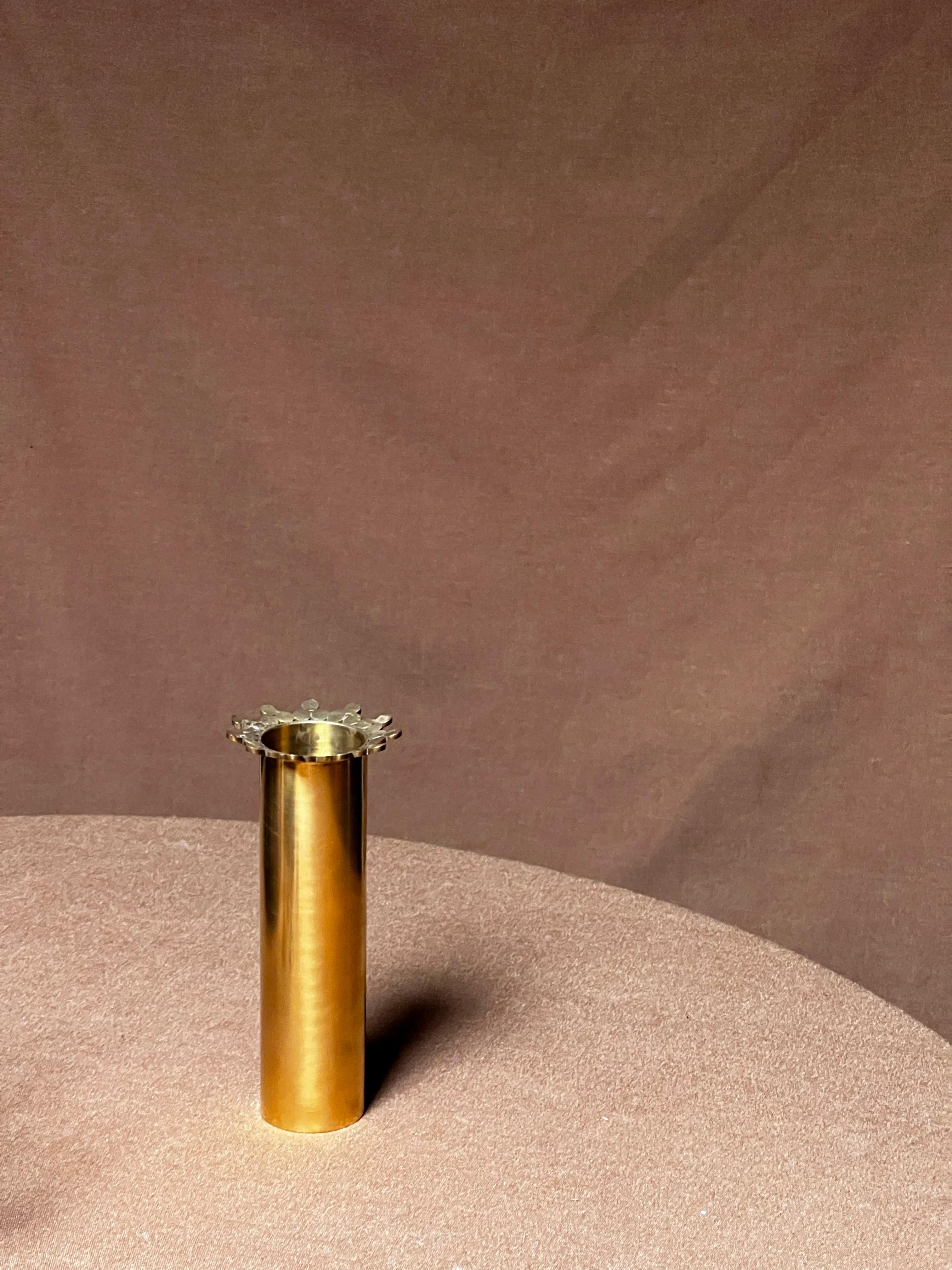 Questo vaso è stato realizzato a mano nel 1978 presso lo studio Skultuna, dove Pierre Forssell lavorava con il suo assistente. Il vaso è costituito da un tubo di ottone in cui una corona curva di ottone è stata delicatamente saldata alla base.