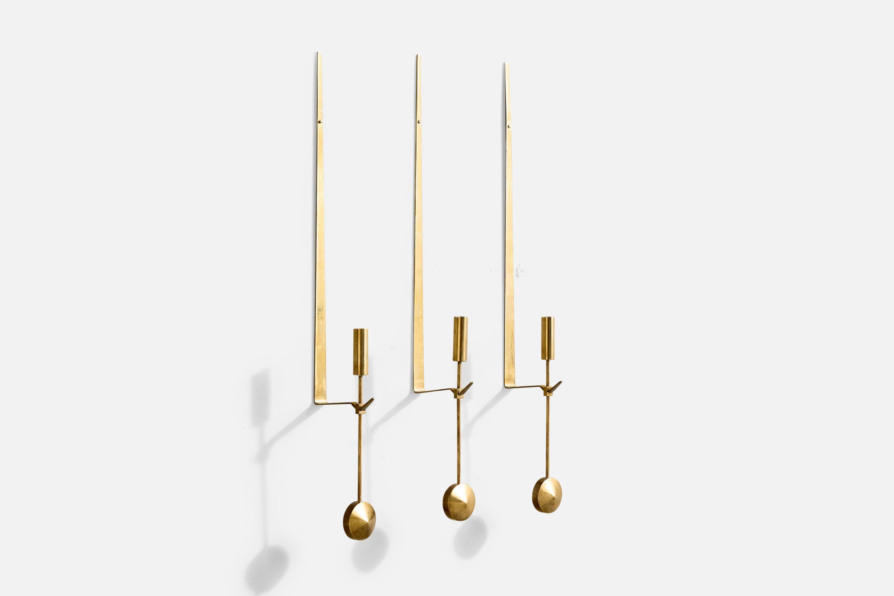 Juego de tres apliques de vela diseñados por Pierre Forssell y producidos por Skultuna, Suecia, c. 1960.

Dimensiones totales: 19,25