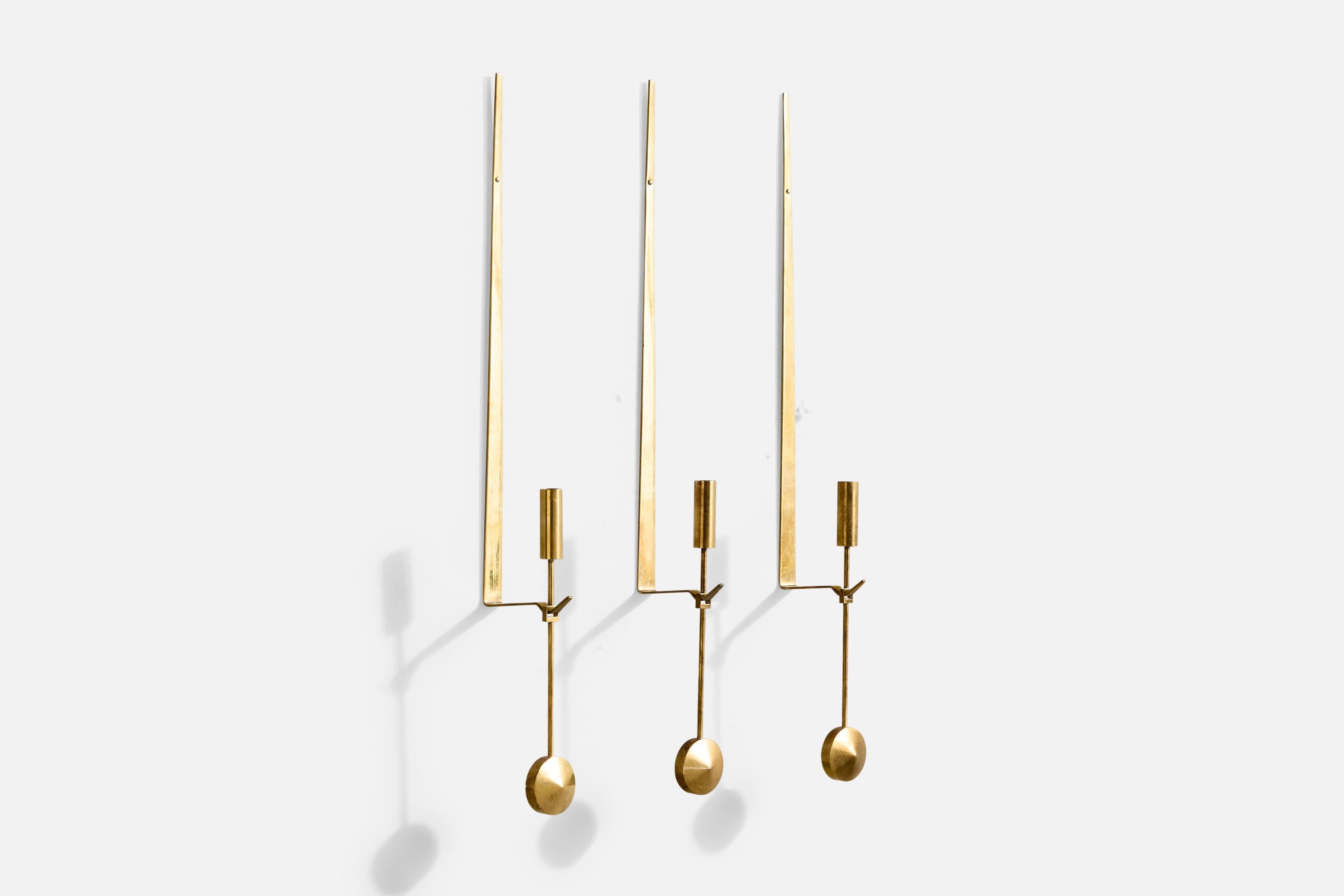 Juego de tres apliques de vela diseñados por Pierre Forssell y producidos por Skultuna, Suecia, c. 1960.

Dimensiones totales: 19,25