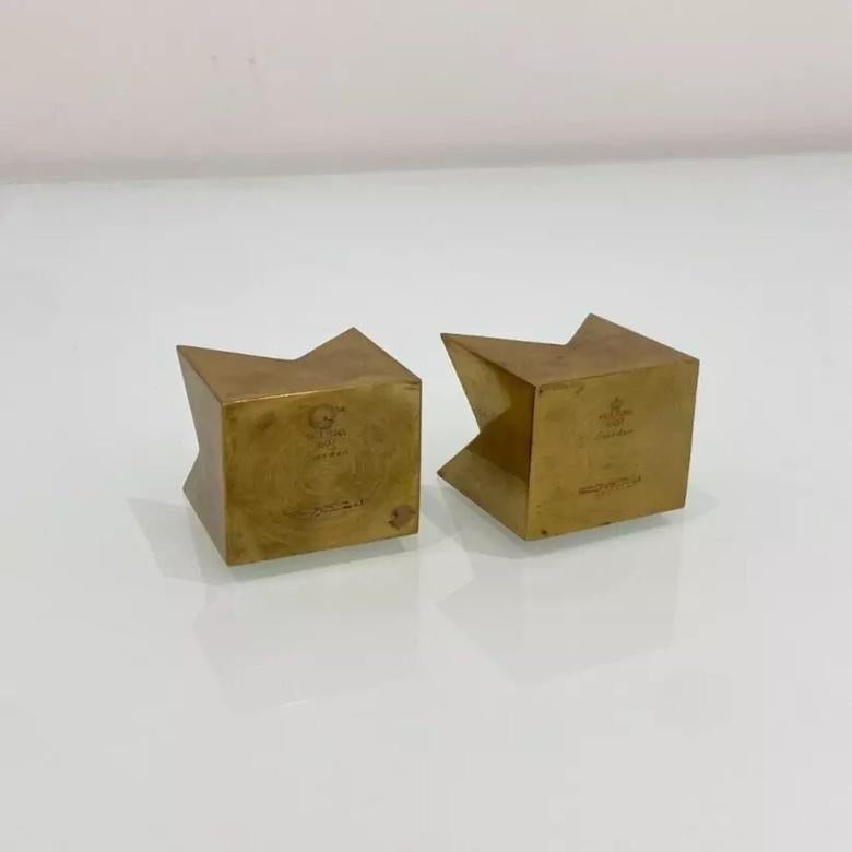 Paire de bougeoirs en laiton conçus par l'orfèvre suédois Pierre Forssell. Fabriquées par Skultana vers 1960, elles constituent un ajout intemporel à votre présentation décorative. 

Fabriqués en laiton massif, ils sont d'une excellente facture. La