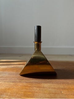 Carafe Pierre Forssell en laiton patiné fabriquée par Skultuna.