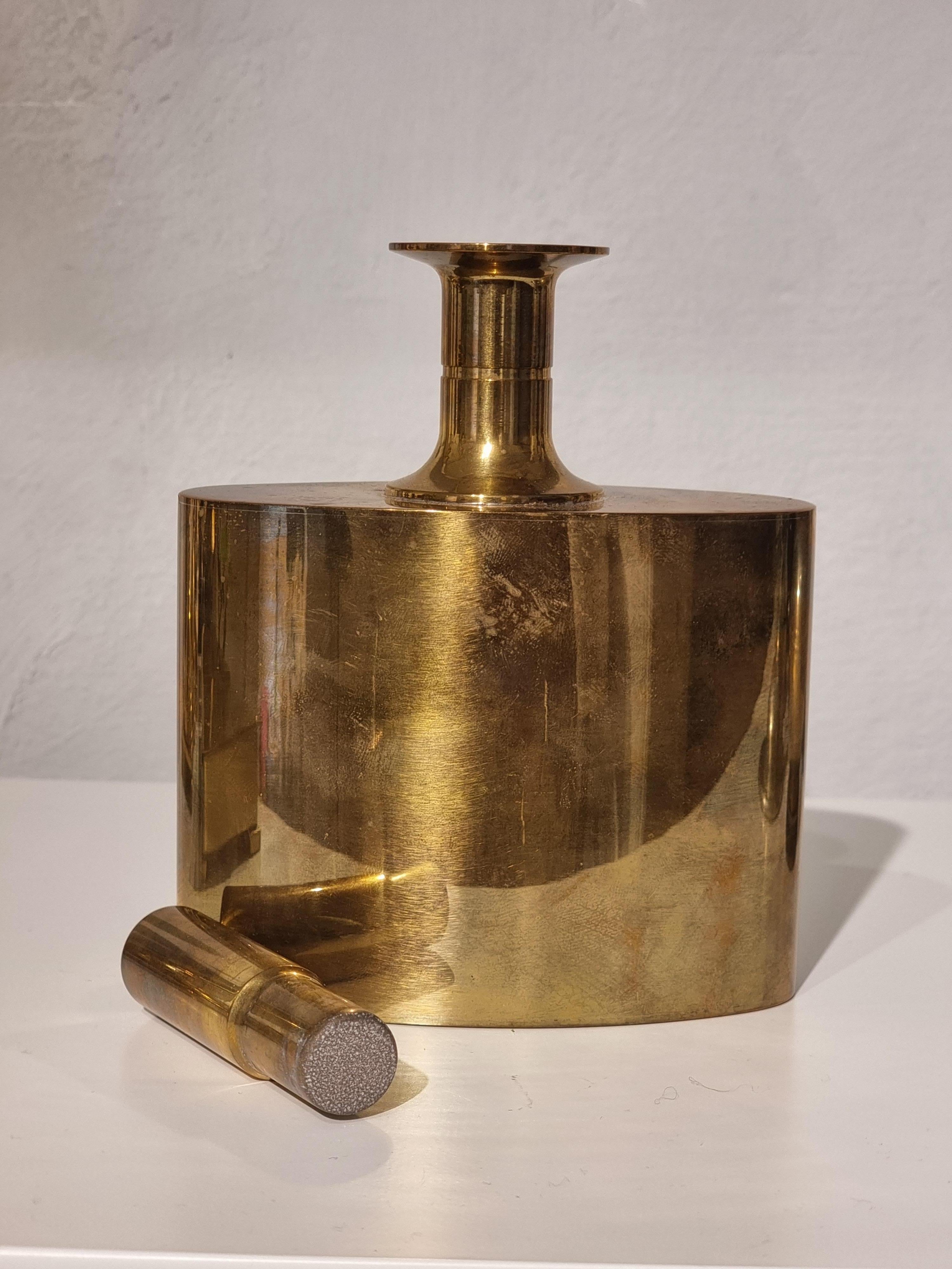 Pierre Forssell, Gilded Brass Flask for Skultuna, Swedish Midcentury In Good Condition For Sale In Stockholm, SE